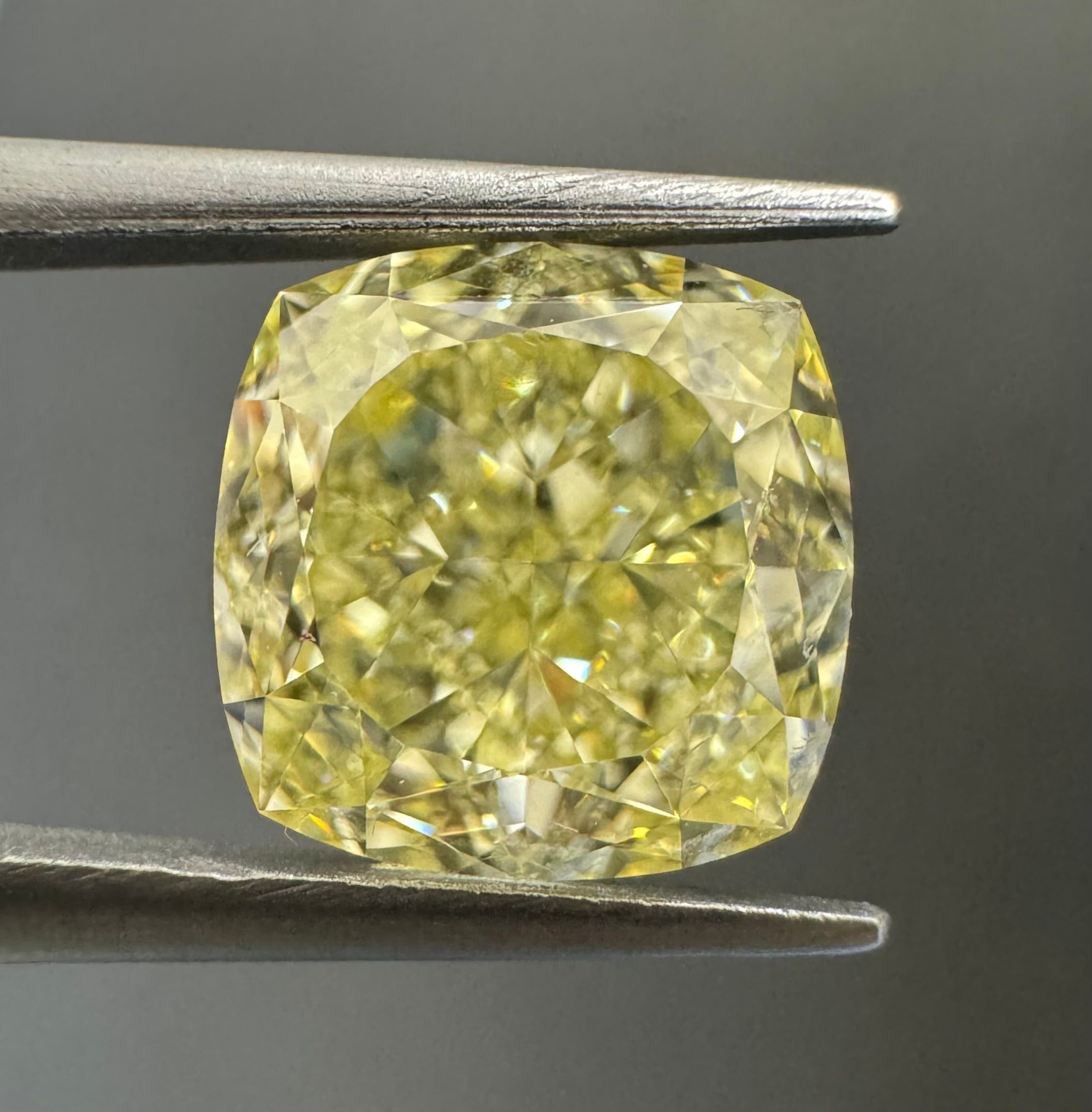 2.77 Carat Cushion brilliant Diamond Fancy Light Yellow VS2