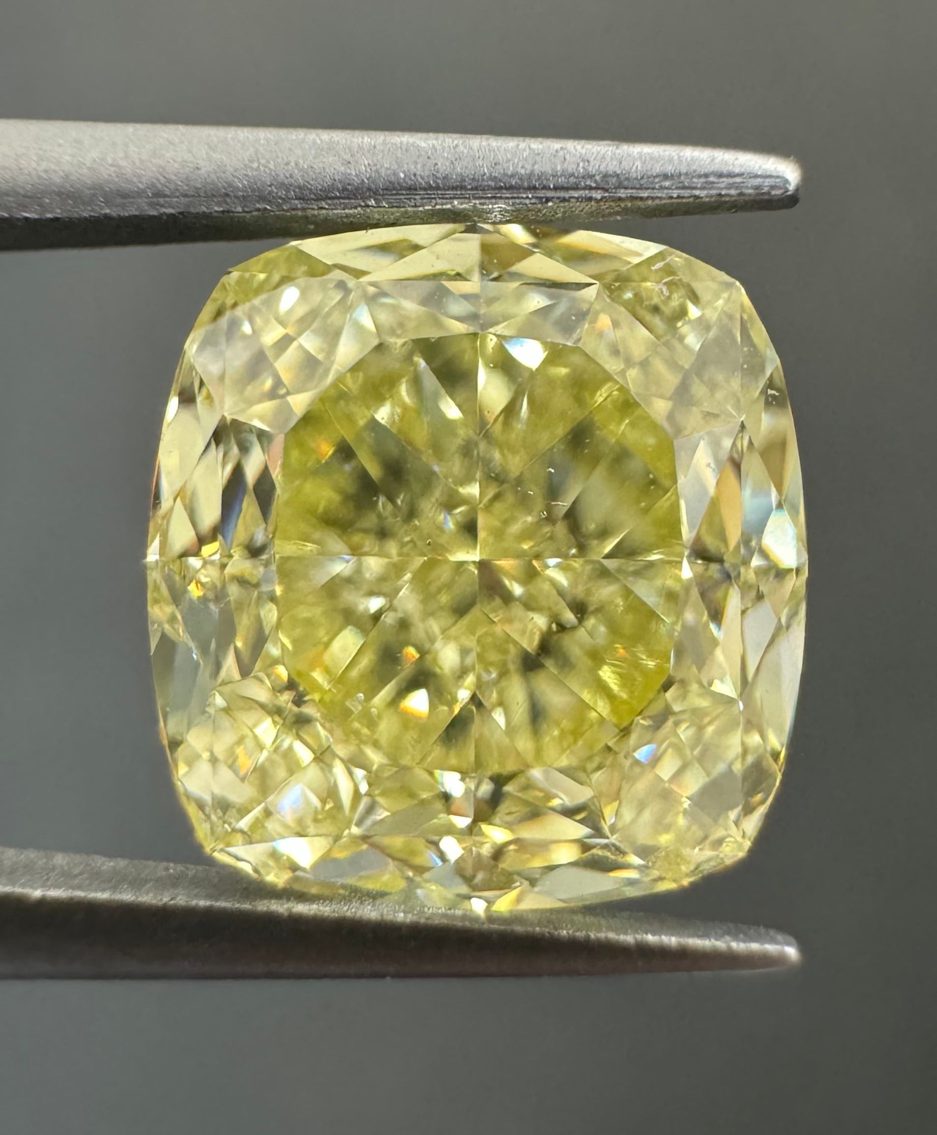 2.95 Carat Cushion brilliant Diamond Fancy Yellow VS2