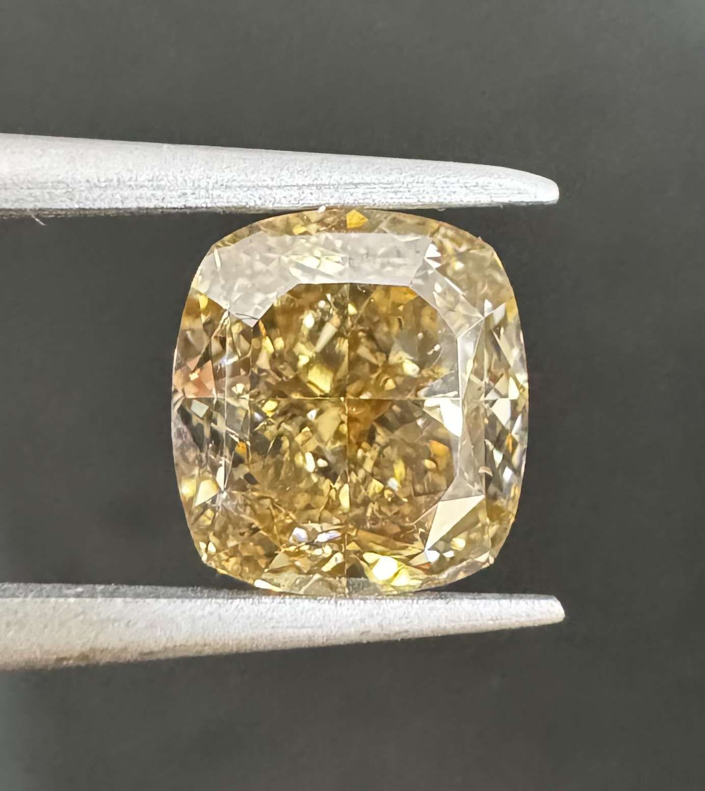 2.51 Carat Cushion brilliant Diamond Fancy Dark Yellow Brown SI1