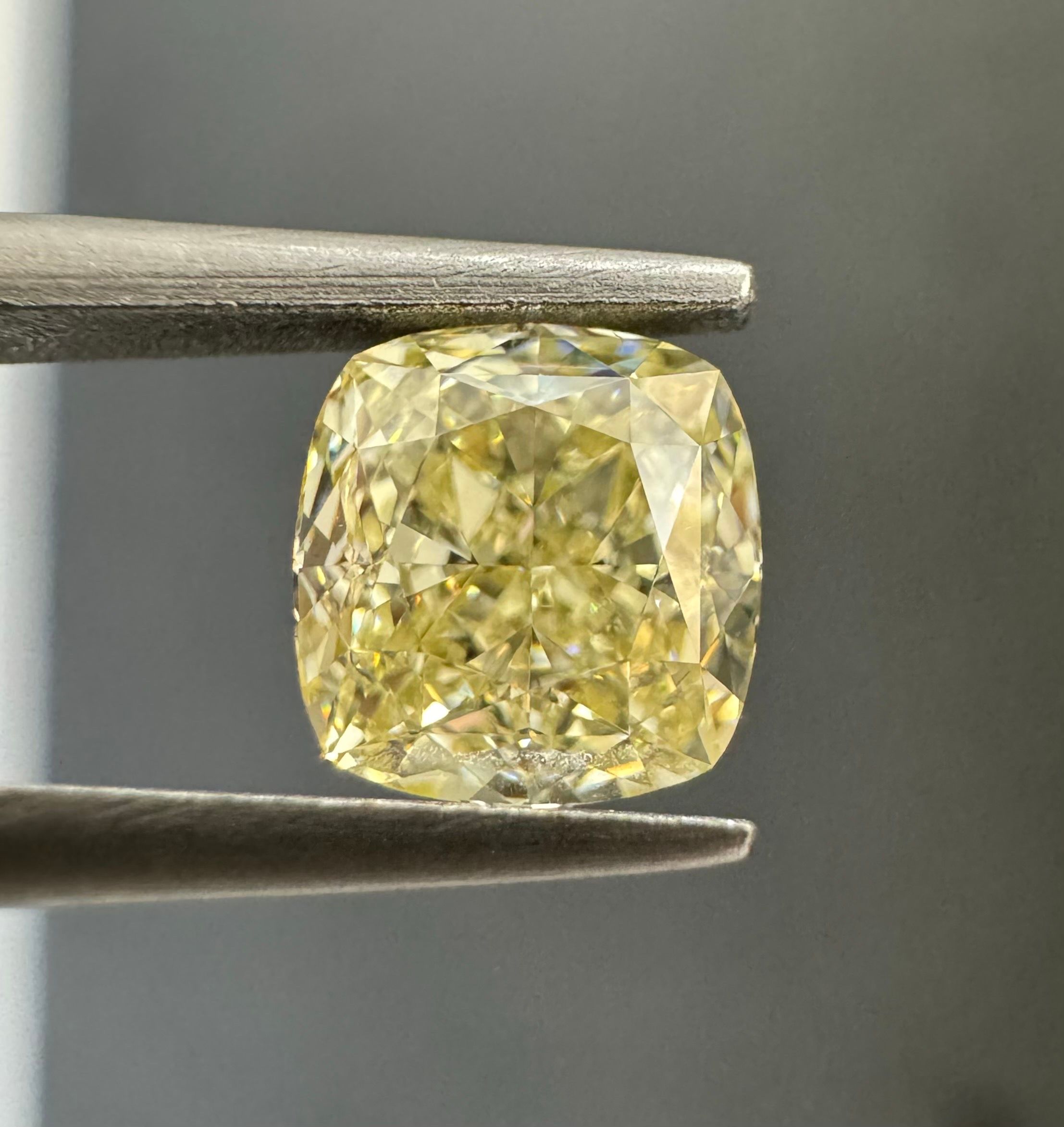 1.02 Carat Cushion brilliant Diamond Y-Z VVS2
