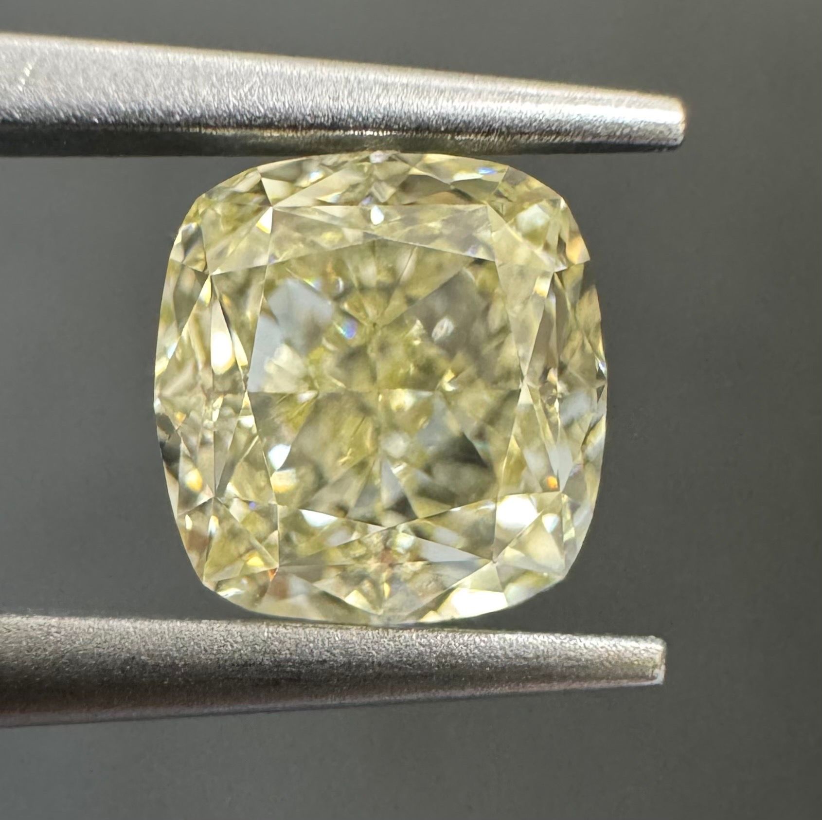 1.04 Carat Cushion brilliant Diamond U-V VVS2