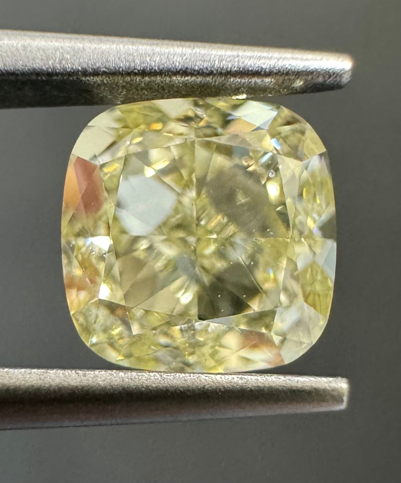 0.9 Carat Cushion brilliant Diamond U-V VVS2