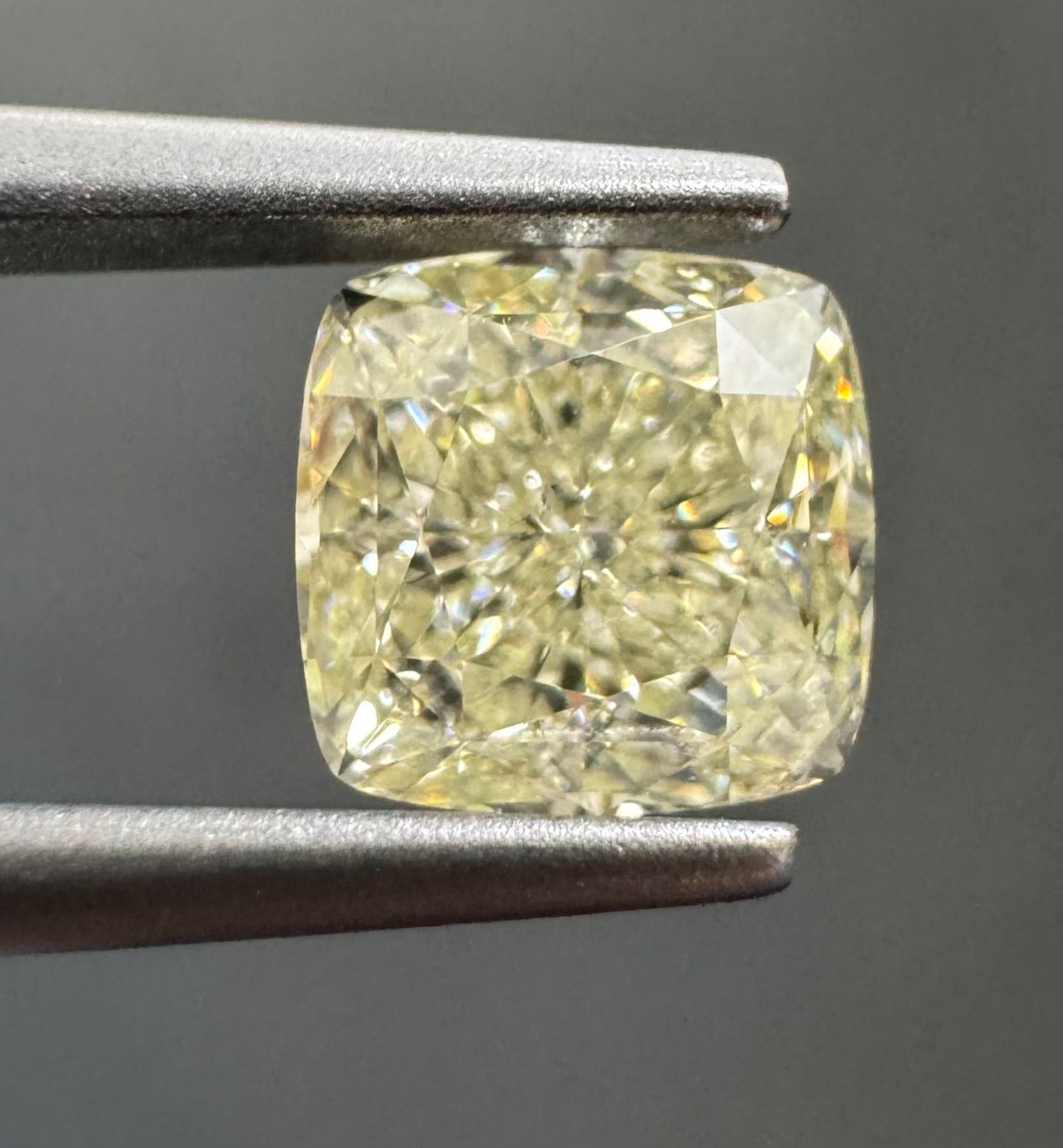 1.04 Carat Cushion brilliant Diamond M VS2