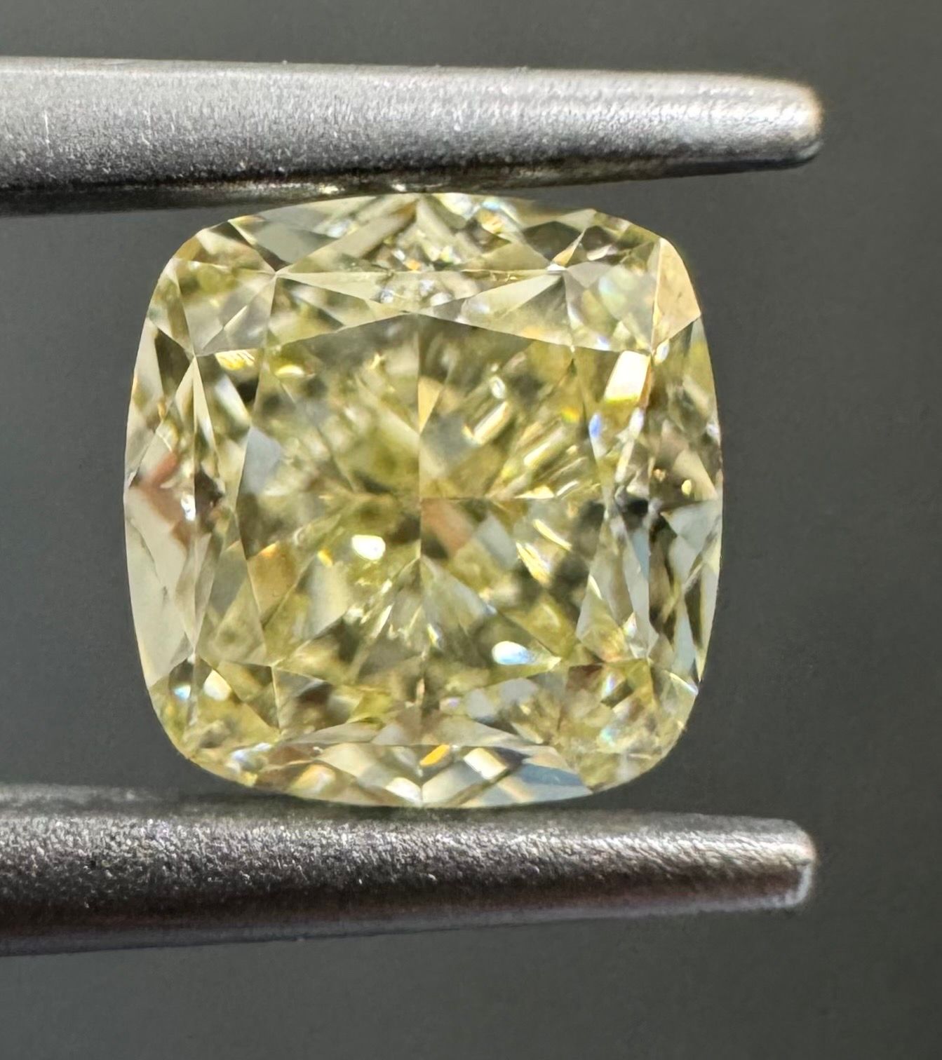 0.91 Carat Cushion brilliant Diamond W-X VS1