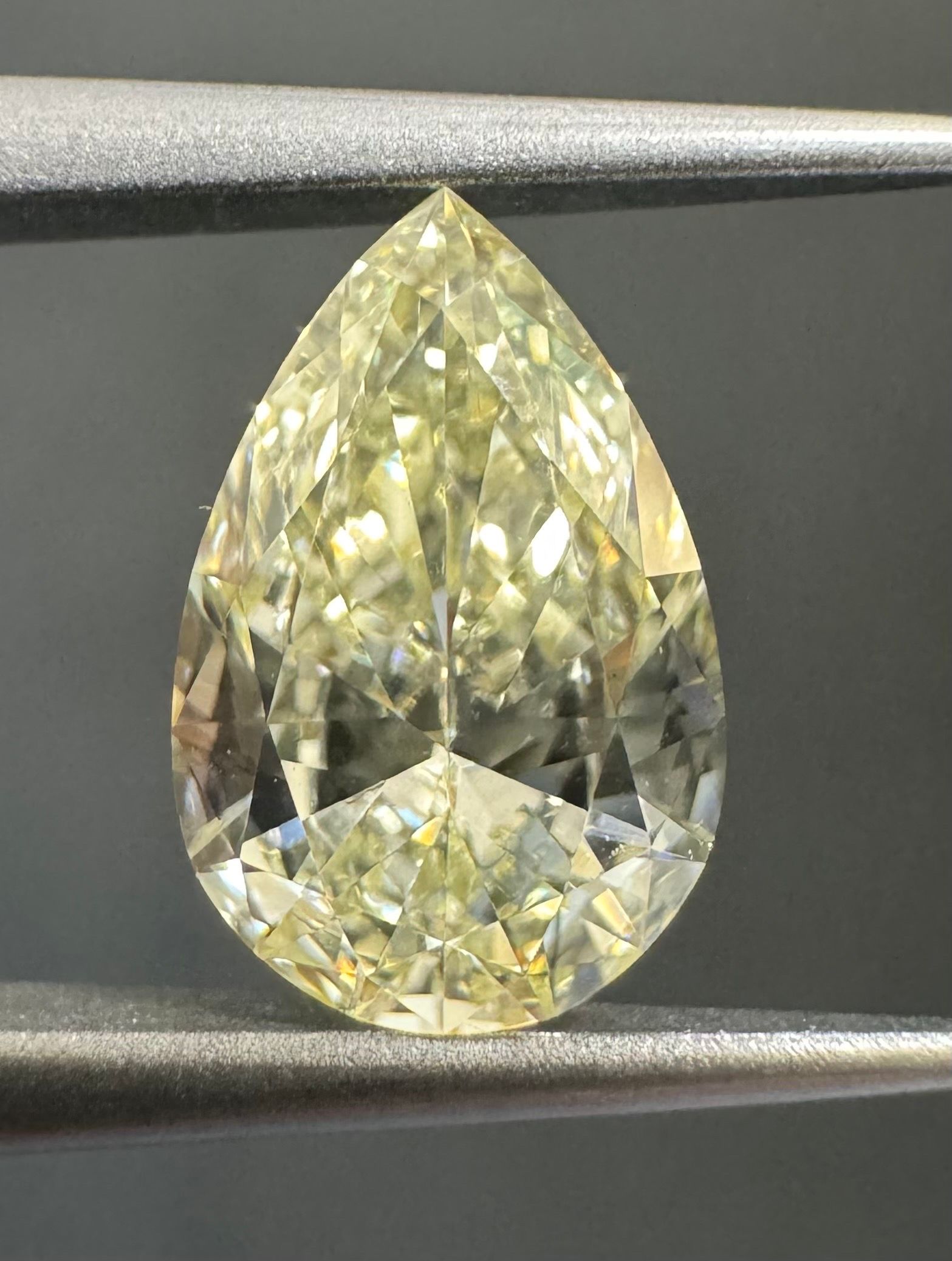 1 Carat Pear Diamond U-V SI2
