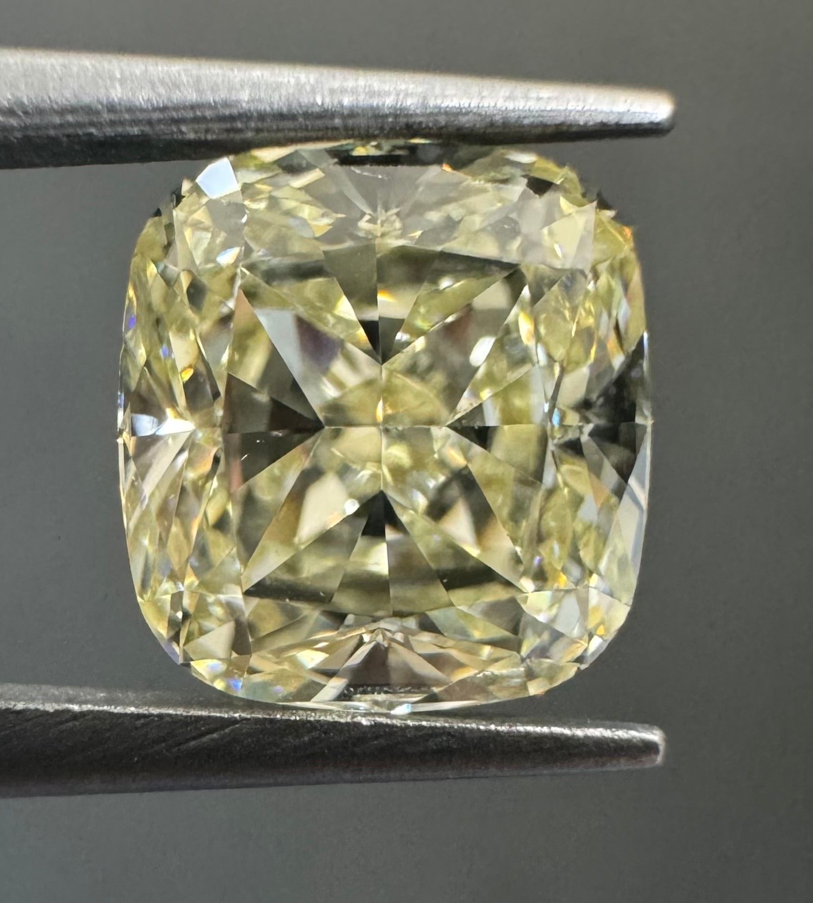 1 Carat Cushion brilliant Diamond U-V VS2
