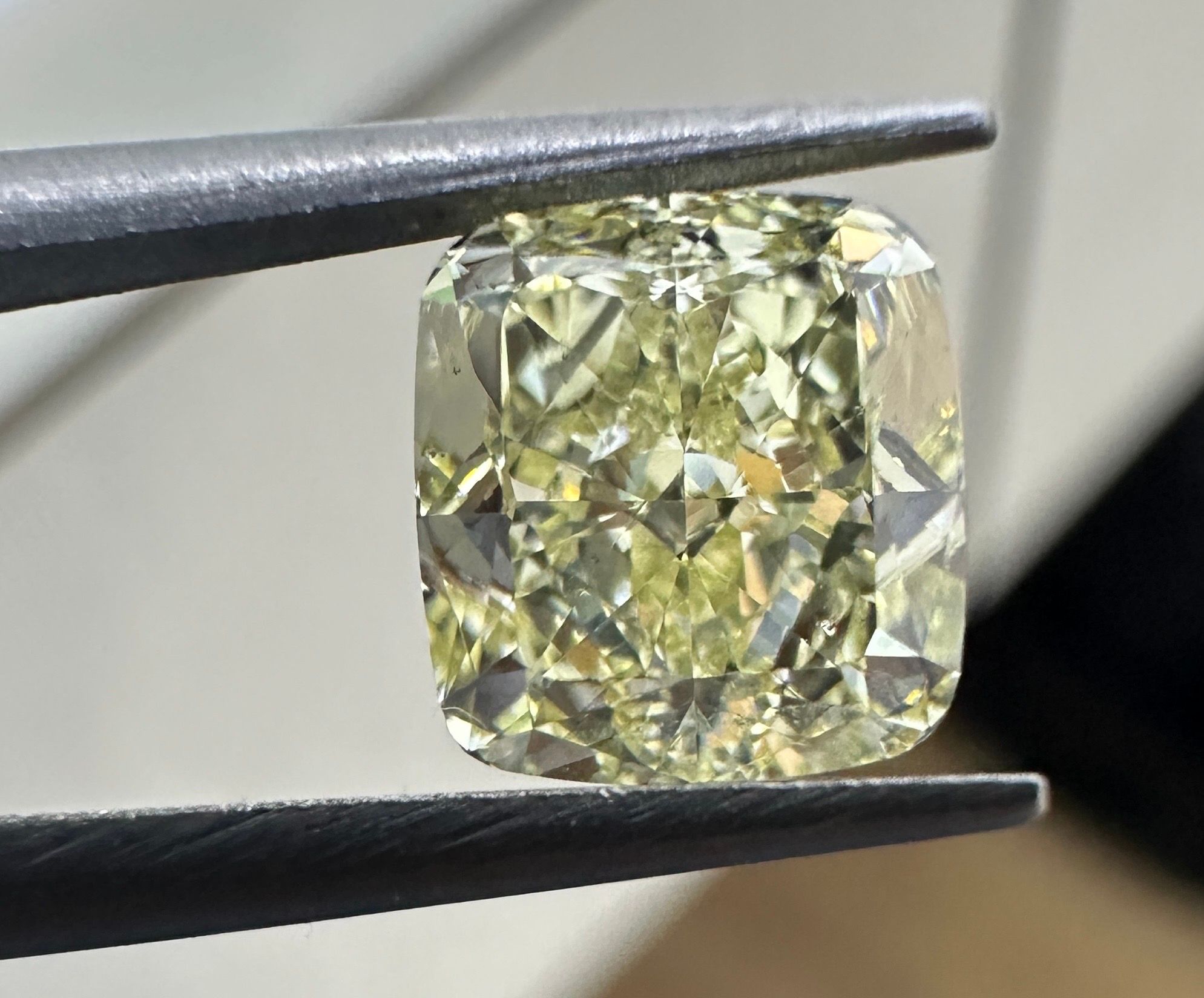 2.01 ct Cushion Brilliant diamond