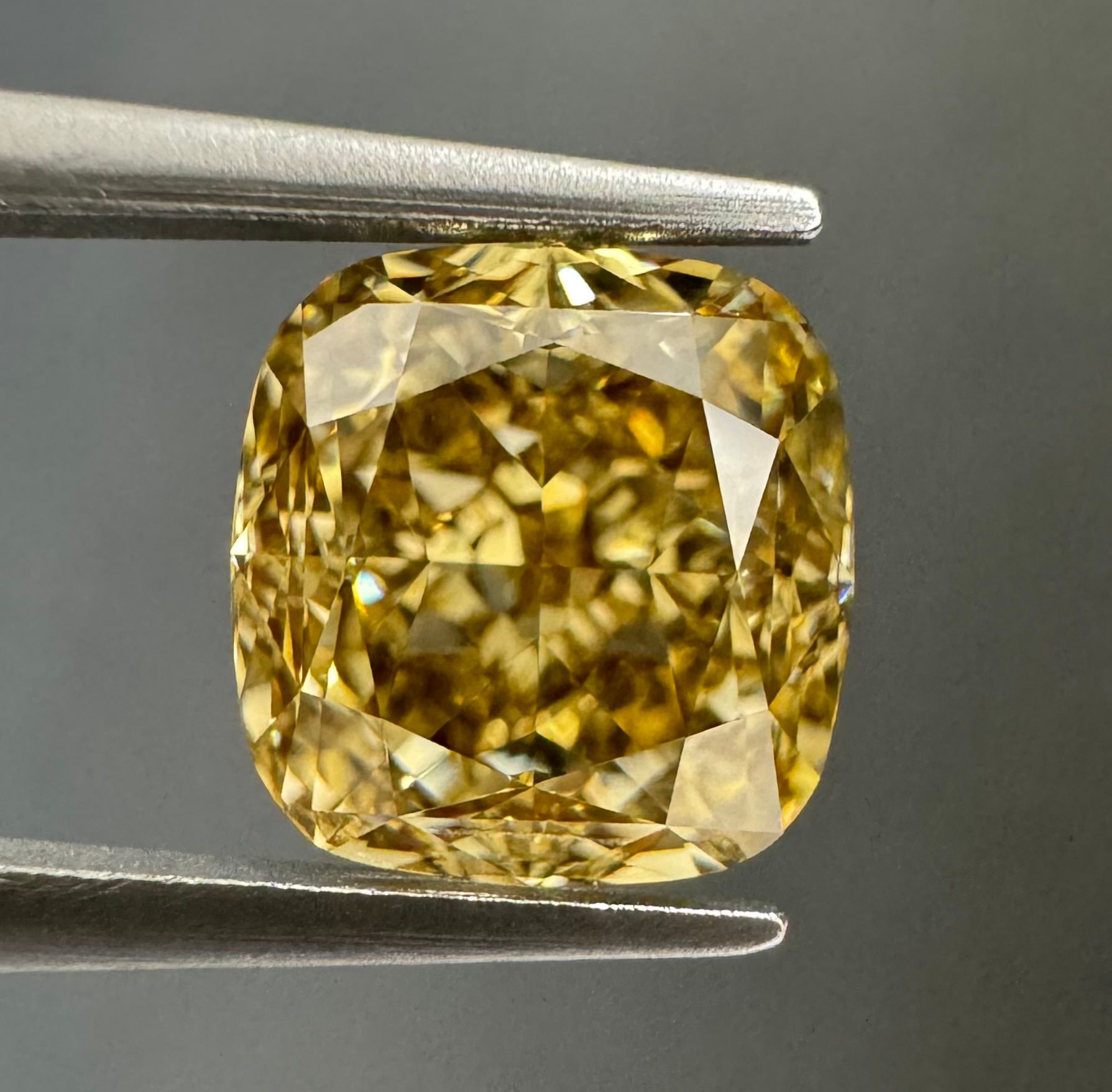 1.71 Carat Cushion brilliant Diamond Fancy Brown Yellow VVS2