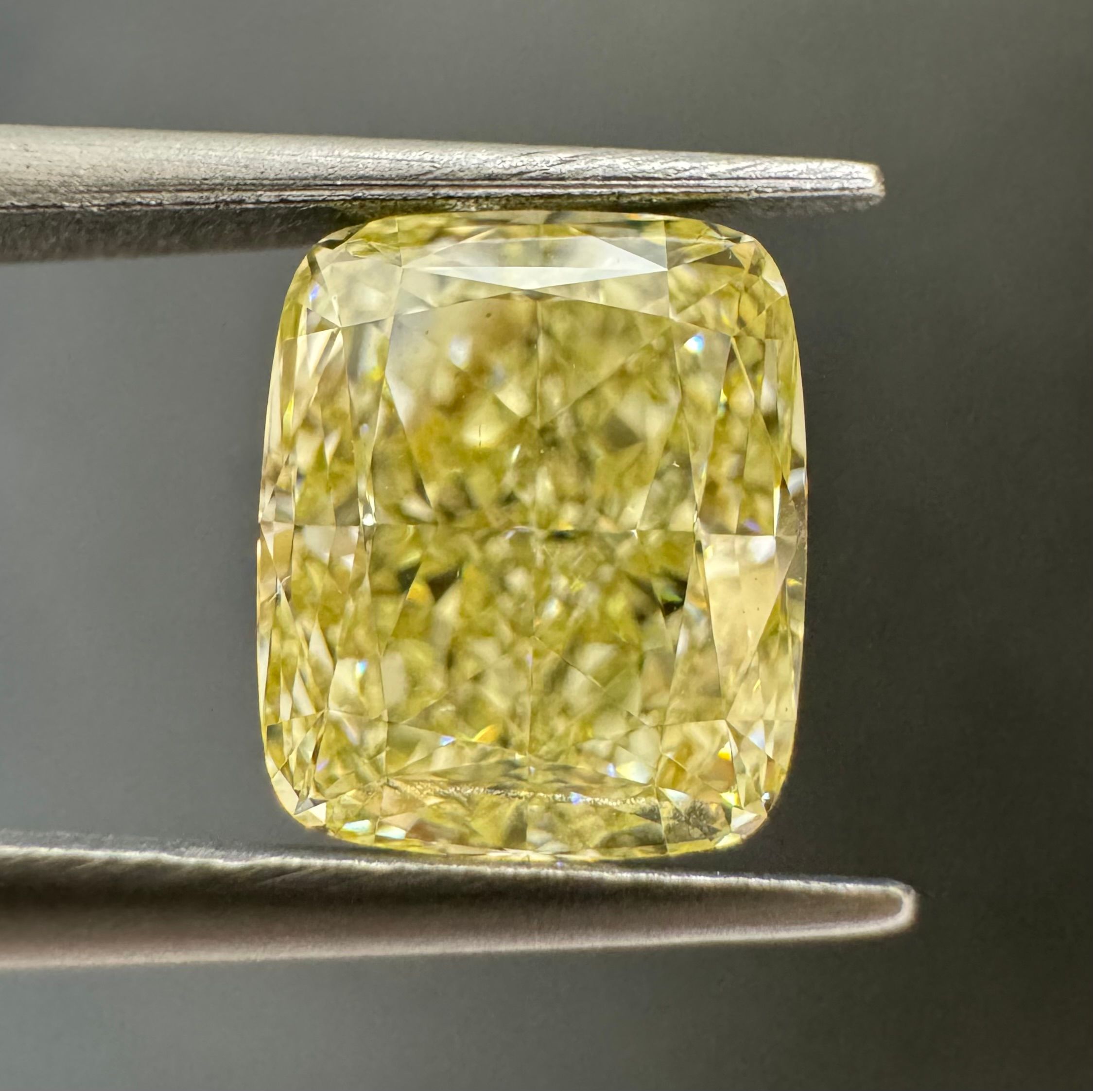 2.07 Carat Cushion brilliant Diamond Fancy Yellow VS1