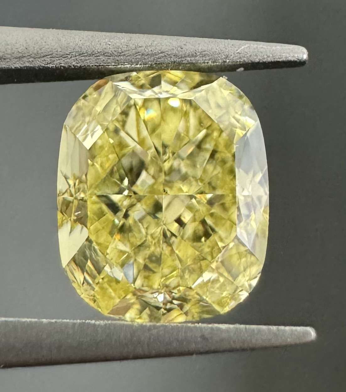 1.04 Carat Cushion brilliant Diamond Fancy Yellow VS2