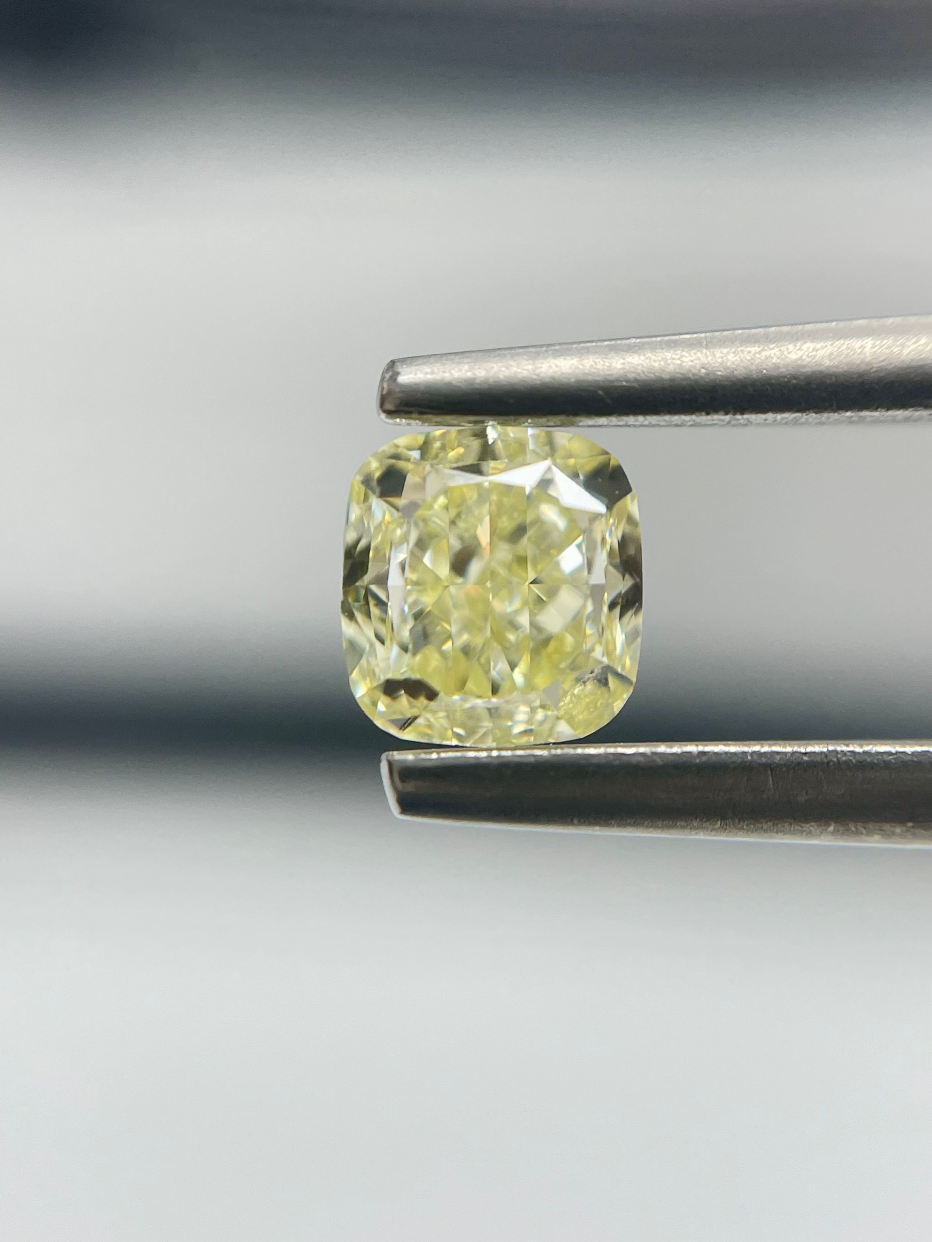 1 Carat Cushion brilliant Diamond Fancy Light Yellow VS1