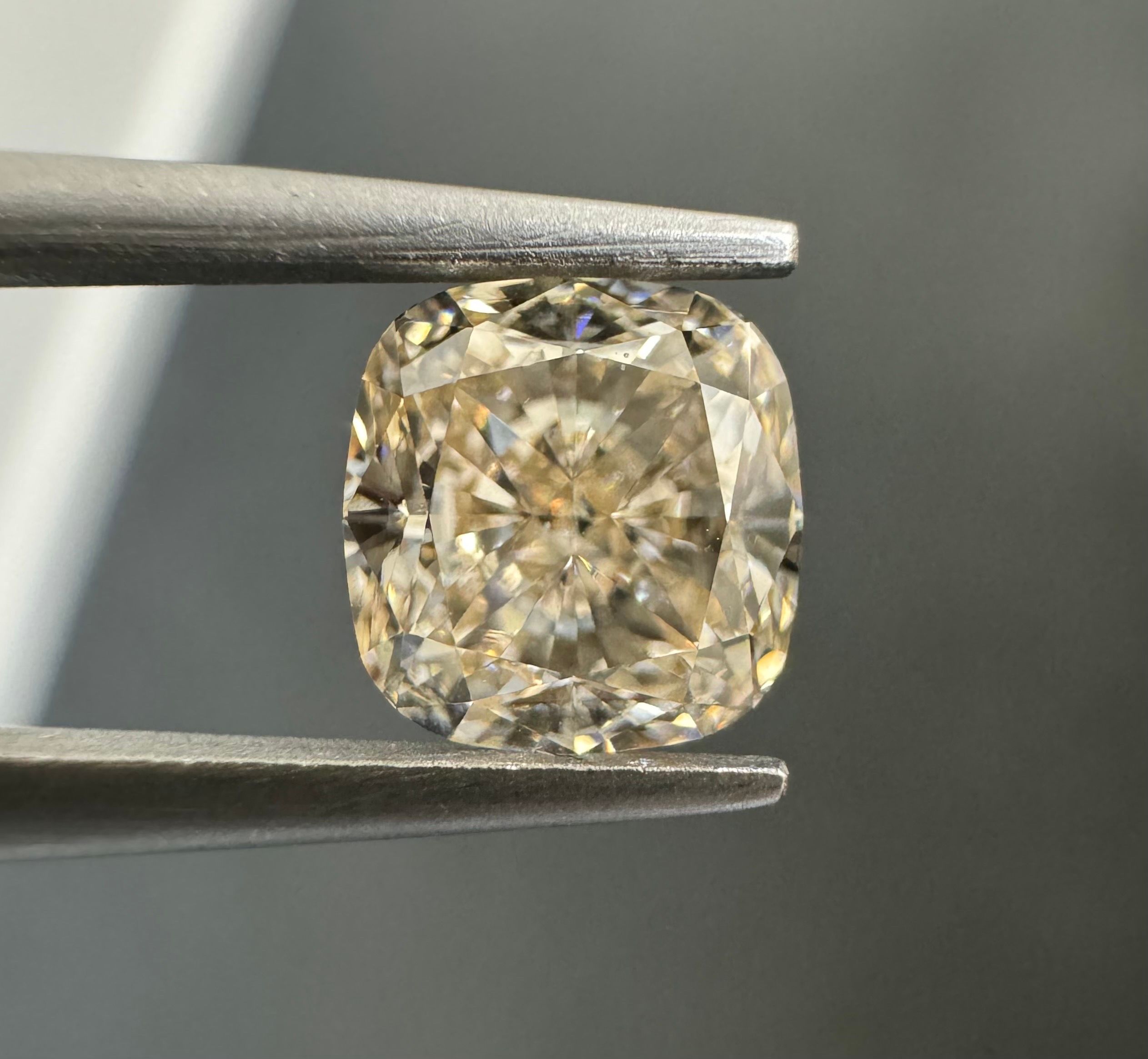 1.07 Carat Cushion brilliant Diamond Very Light N Brown VS2