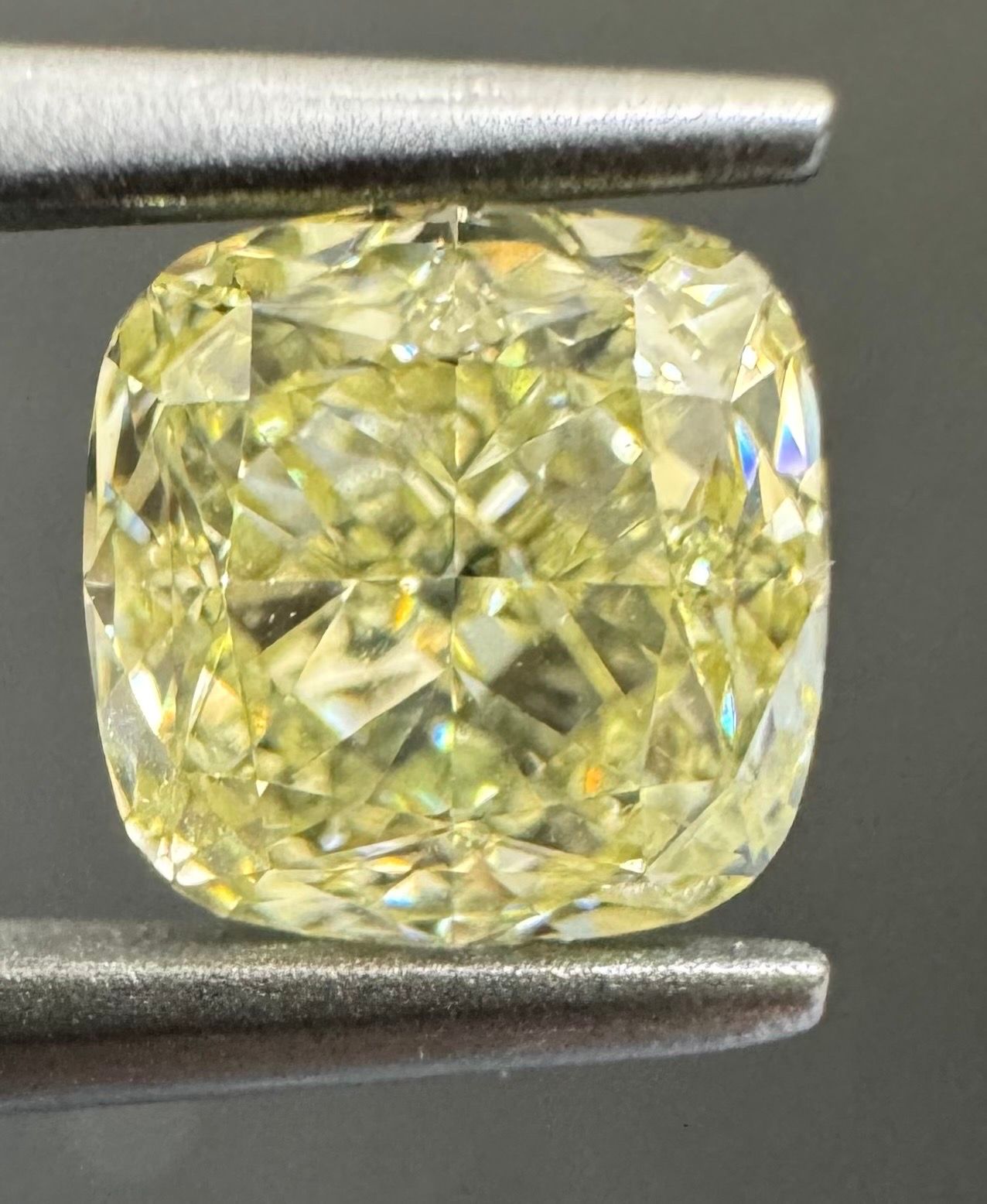 0.9 Carat Cushion brilliant Diamond W-X VS1