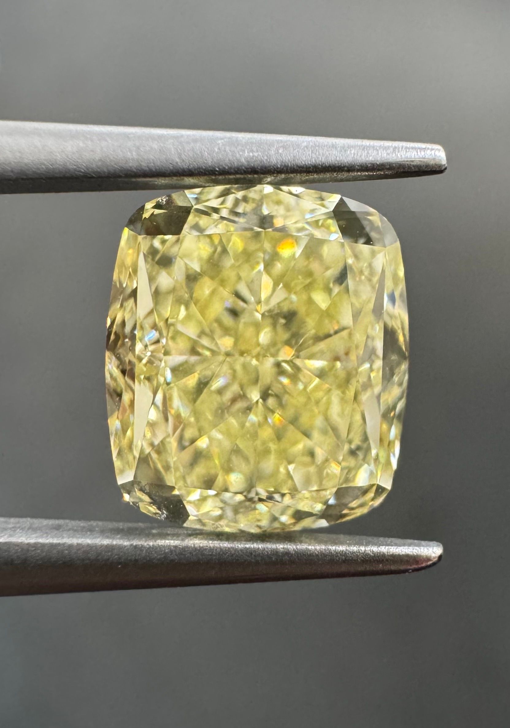 3.03 ct Cushion Brilliant diamond