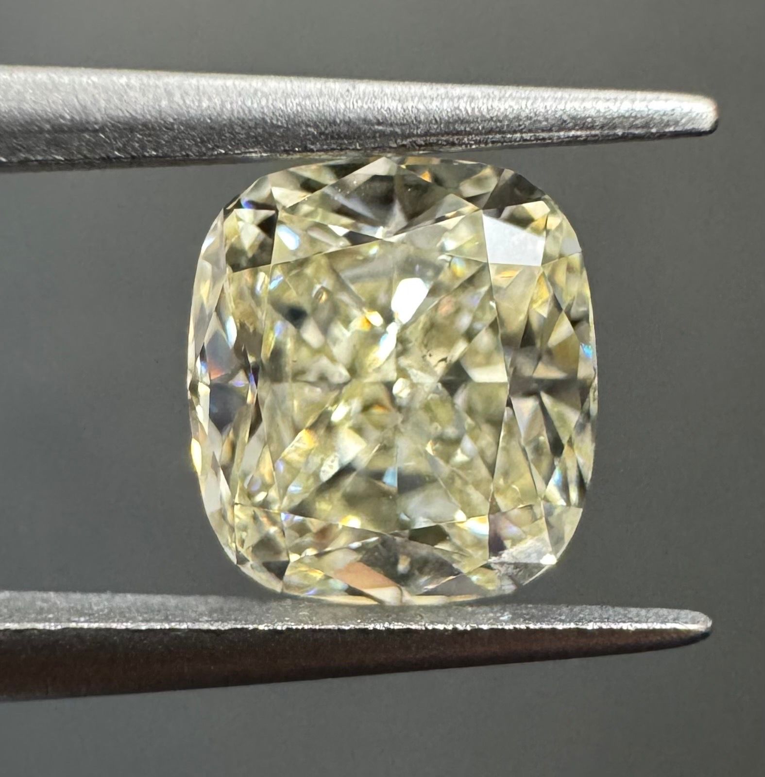 1.07 Carat Cushion brilliant Diamond M VS2