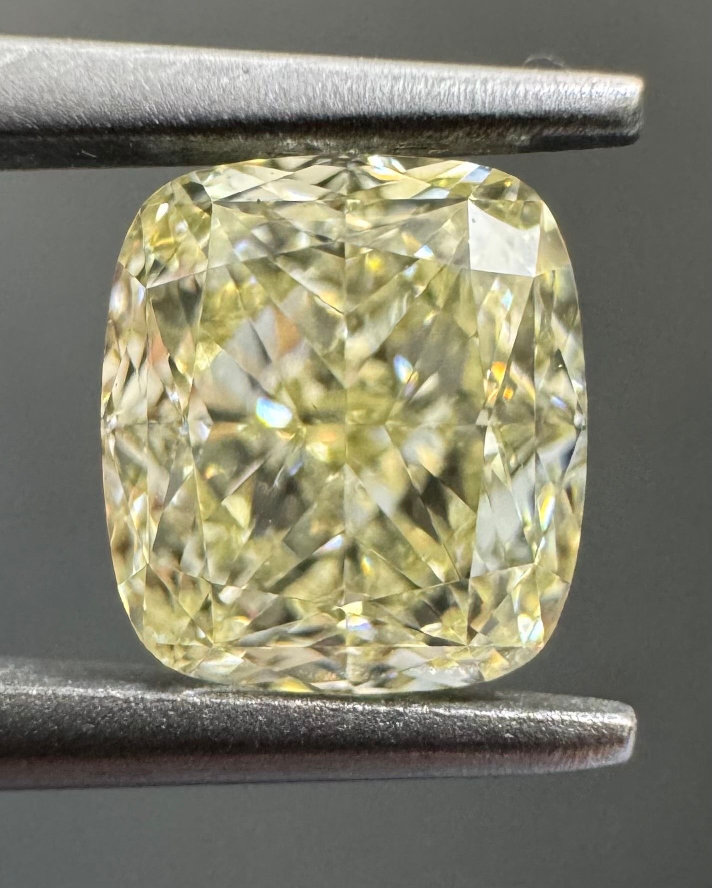 1.05 Carat Cushion brilliant Diamond U-V VS1