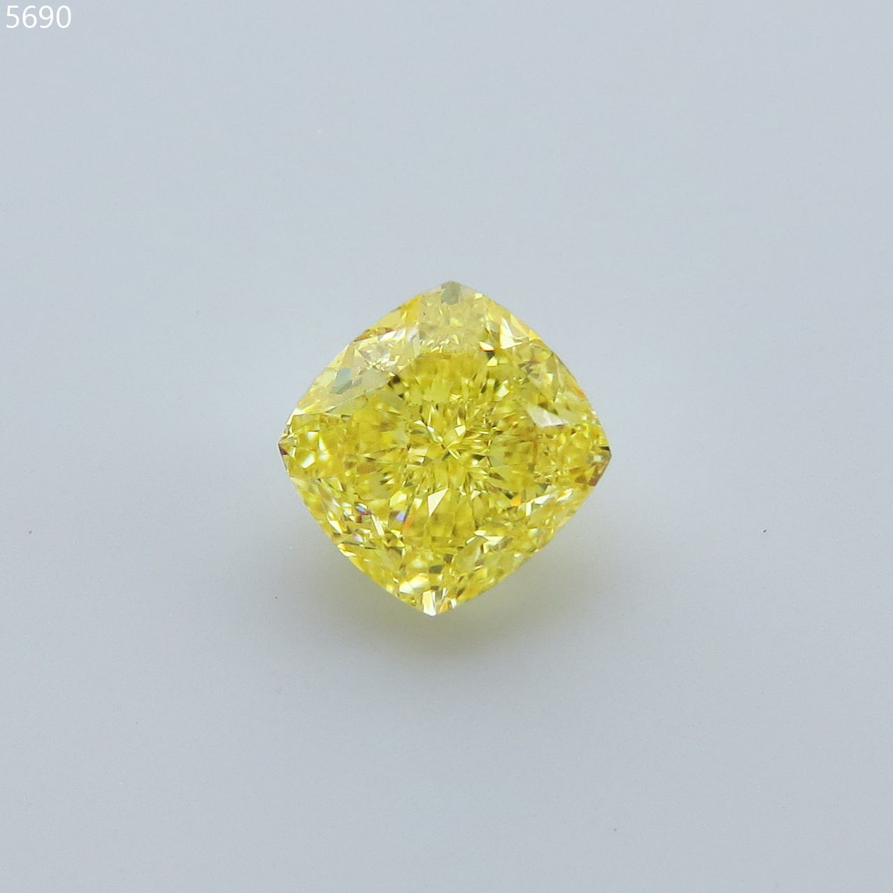 2.04 ct Cushion Brilliant diamond