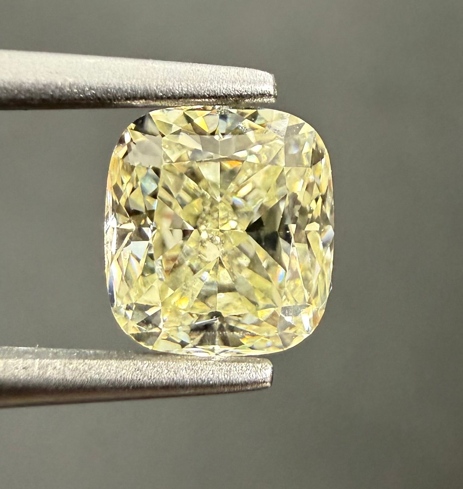 1.02 Carat Cushion brilliant Diamond S-T VS1