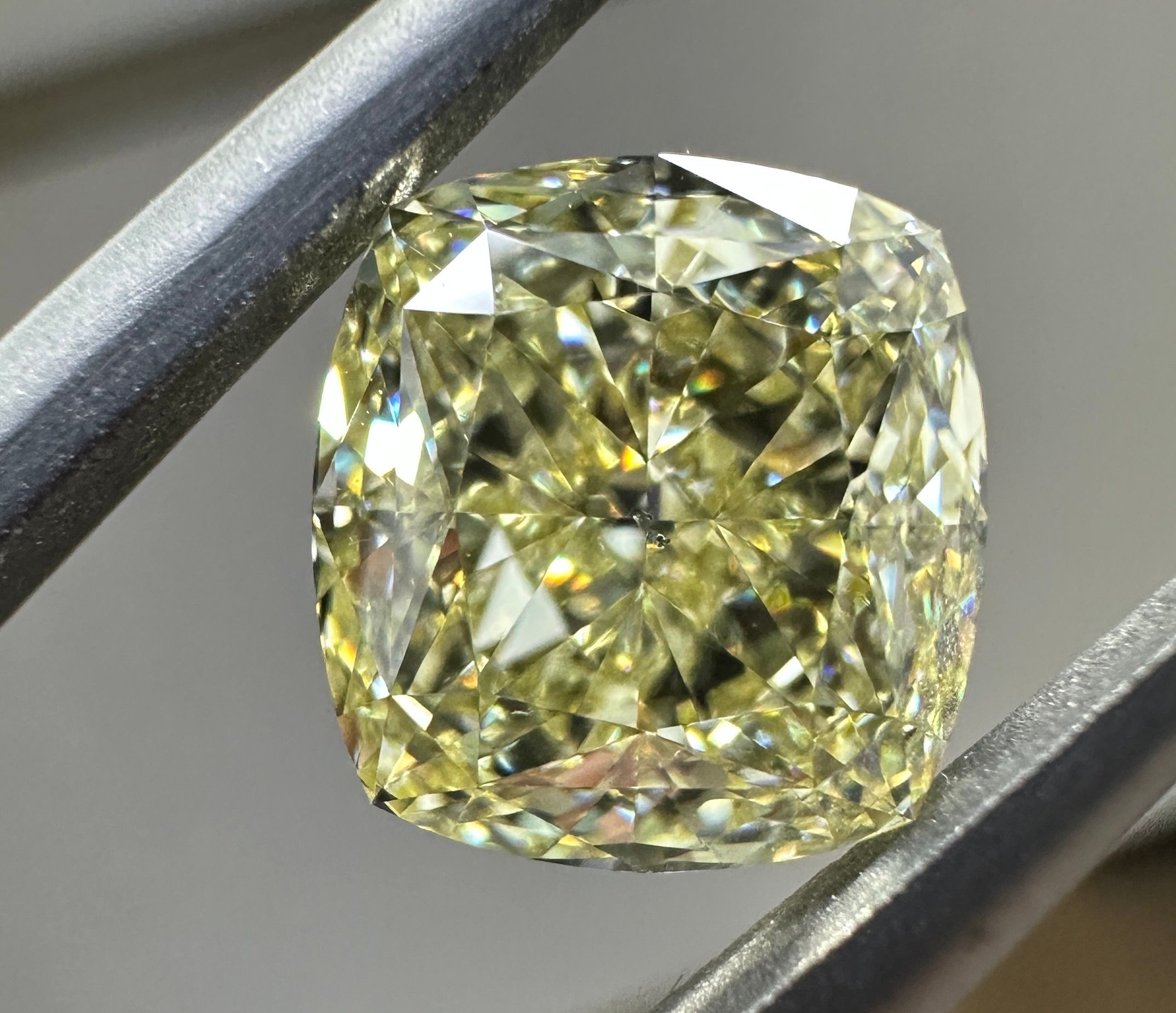 3.38 ct Cushion Brilliant diamond