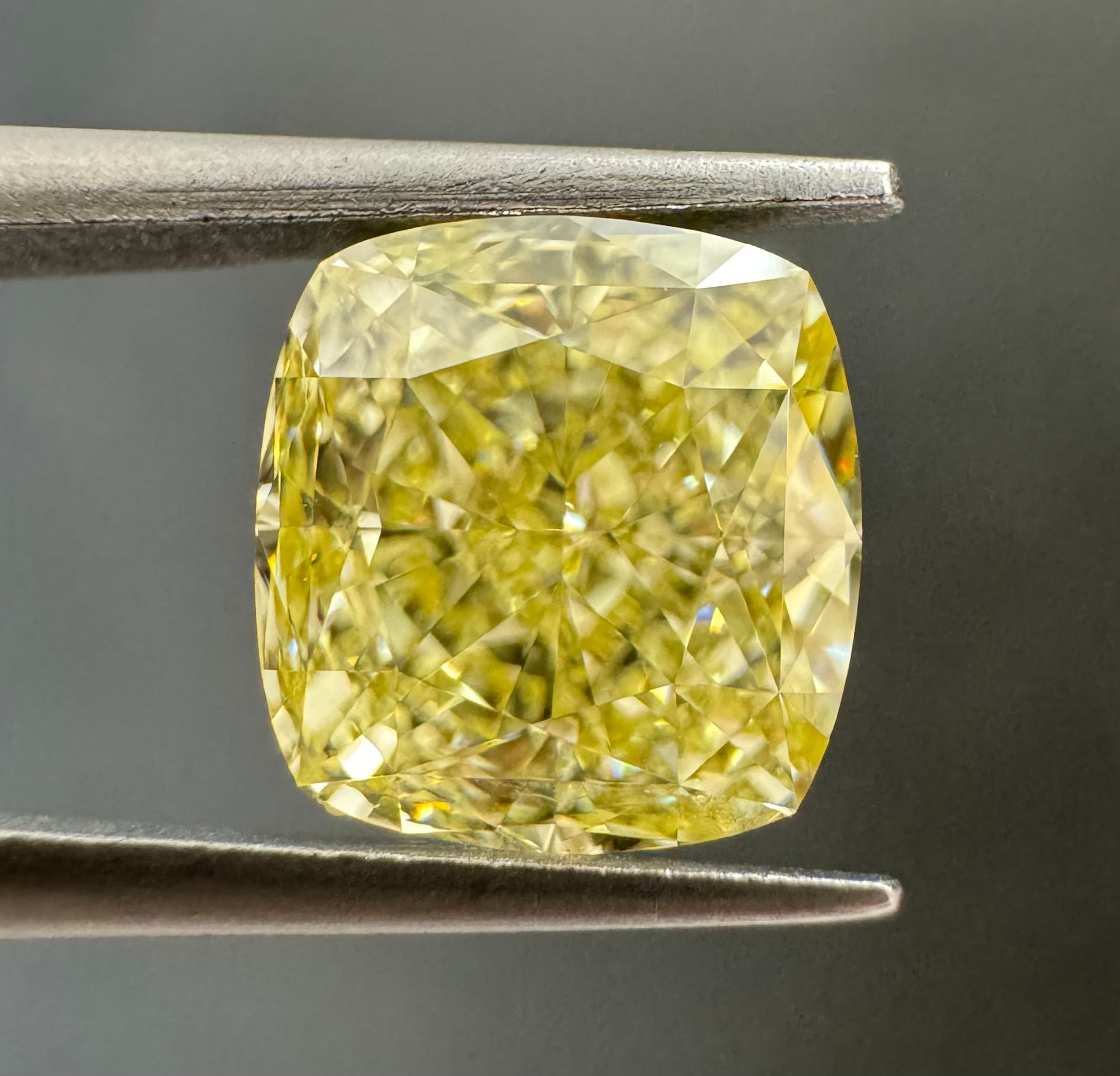2.22 Carat Cushion brilliant Diamond Fancy Yellow VVS1