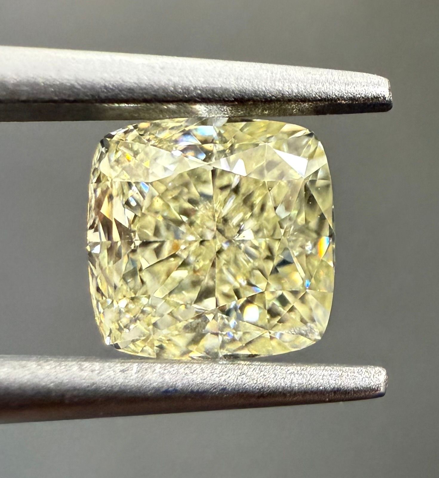 1.07 Carat Cushion brilliant Diamond M VS2