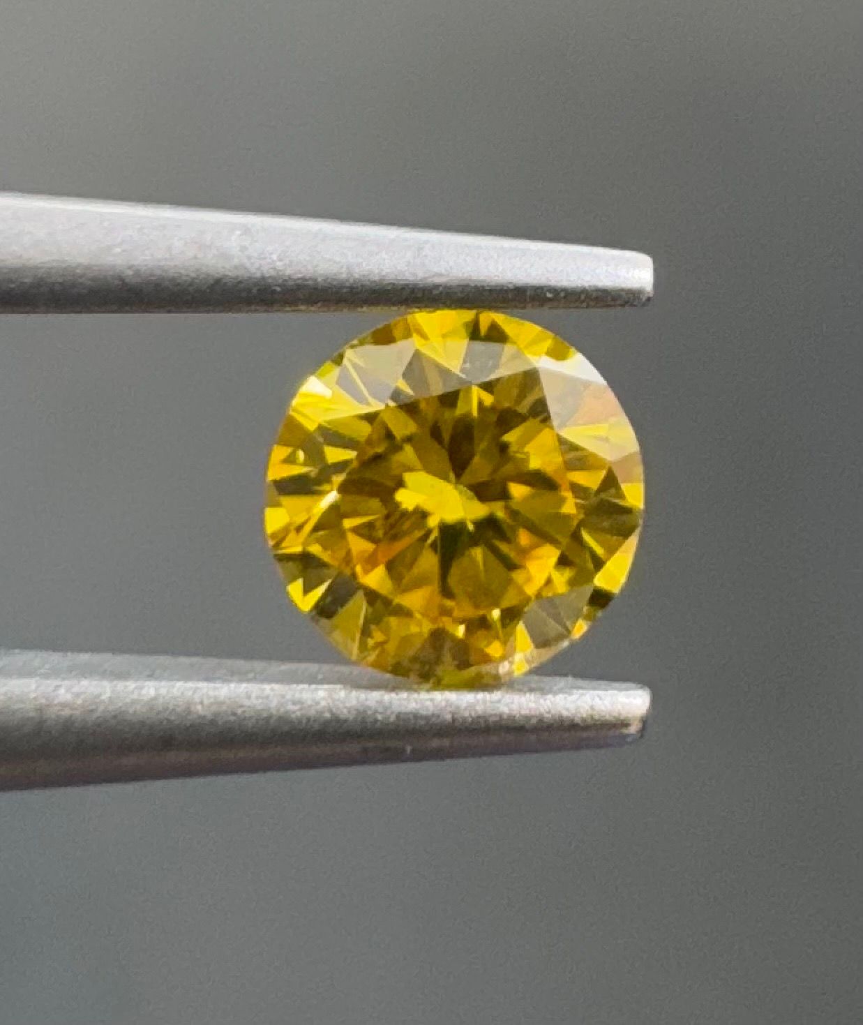 0.21 Carat Round Diamond Fancy Vivid Orangey Yellow I1