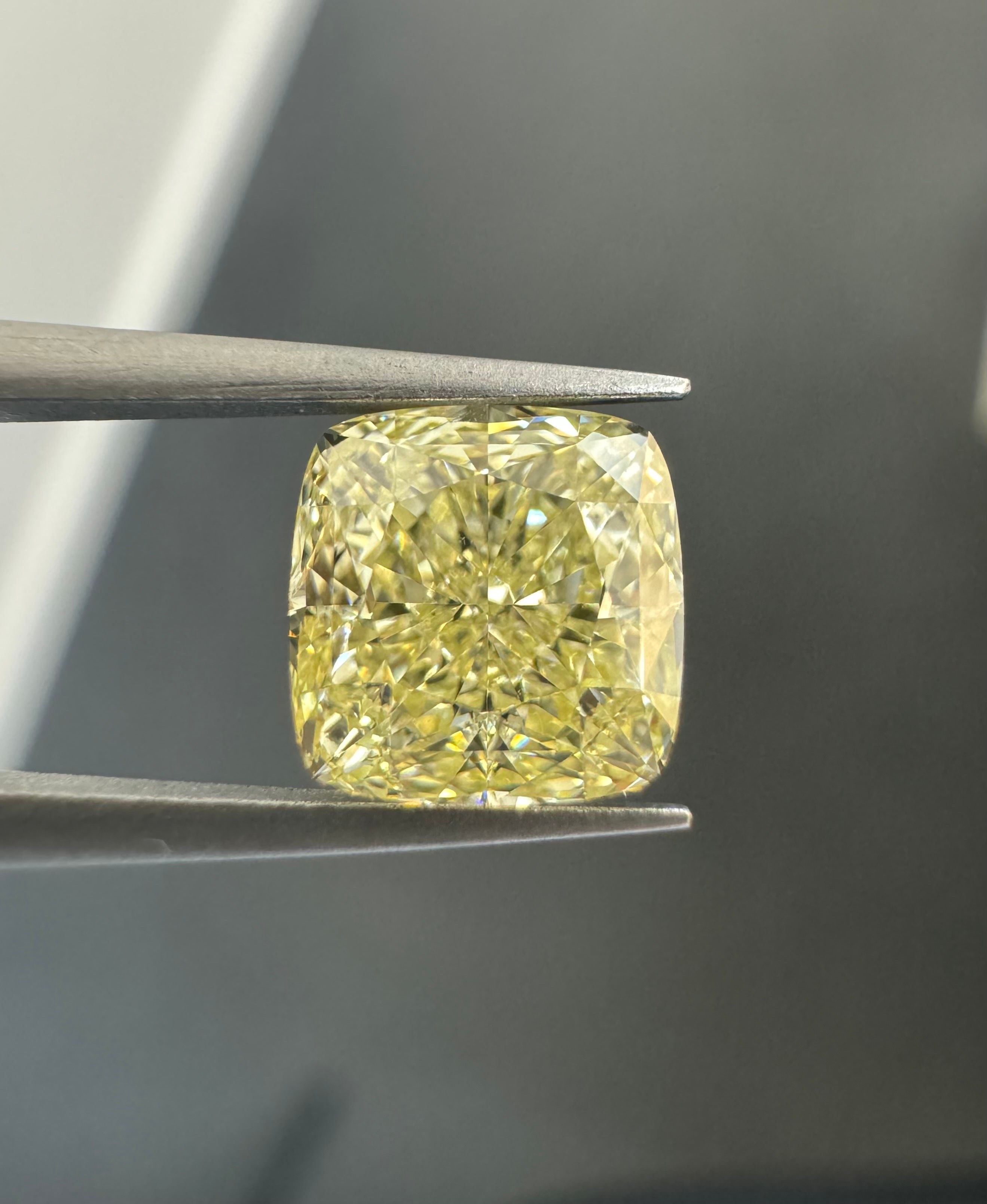 1.58 ct Cushion Brilliant diamond