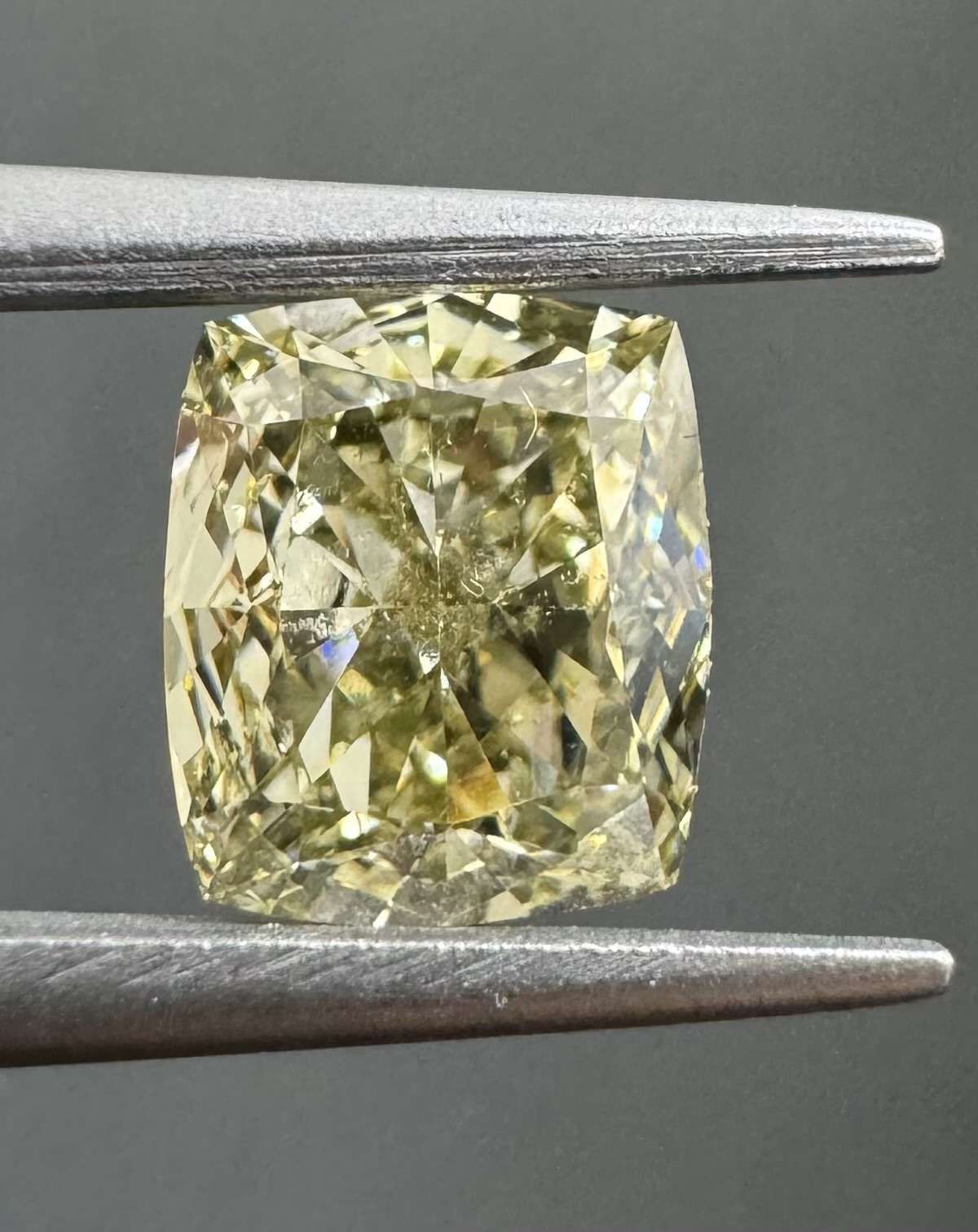 1.5 Carat Cushion brilliant Diamond Fancy Green Yellow VS2