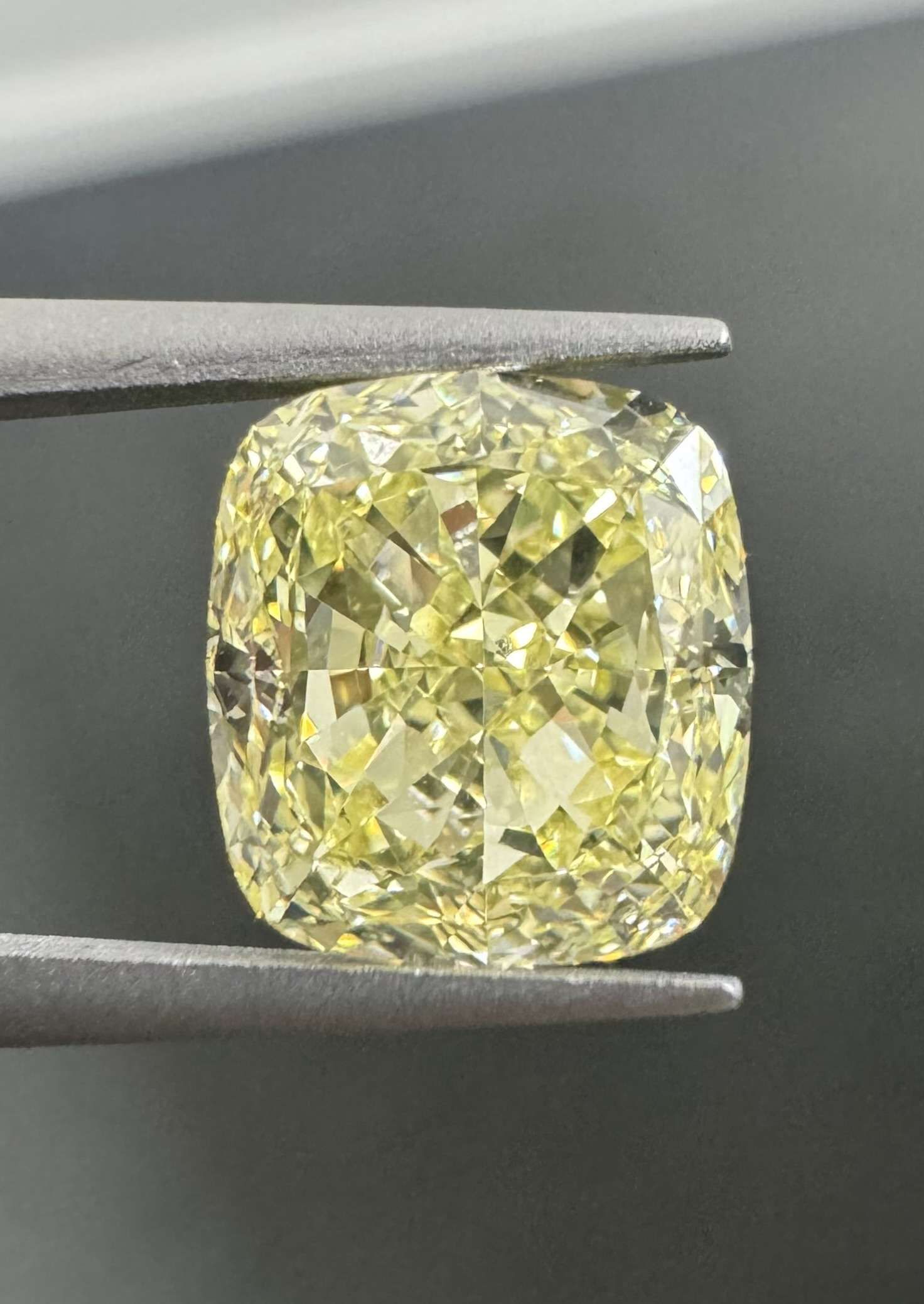 2.51 ct Cushion Brilliant diamond