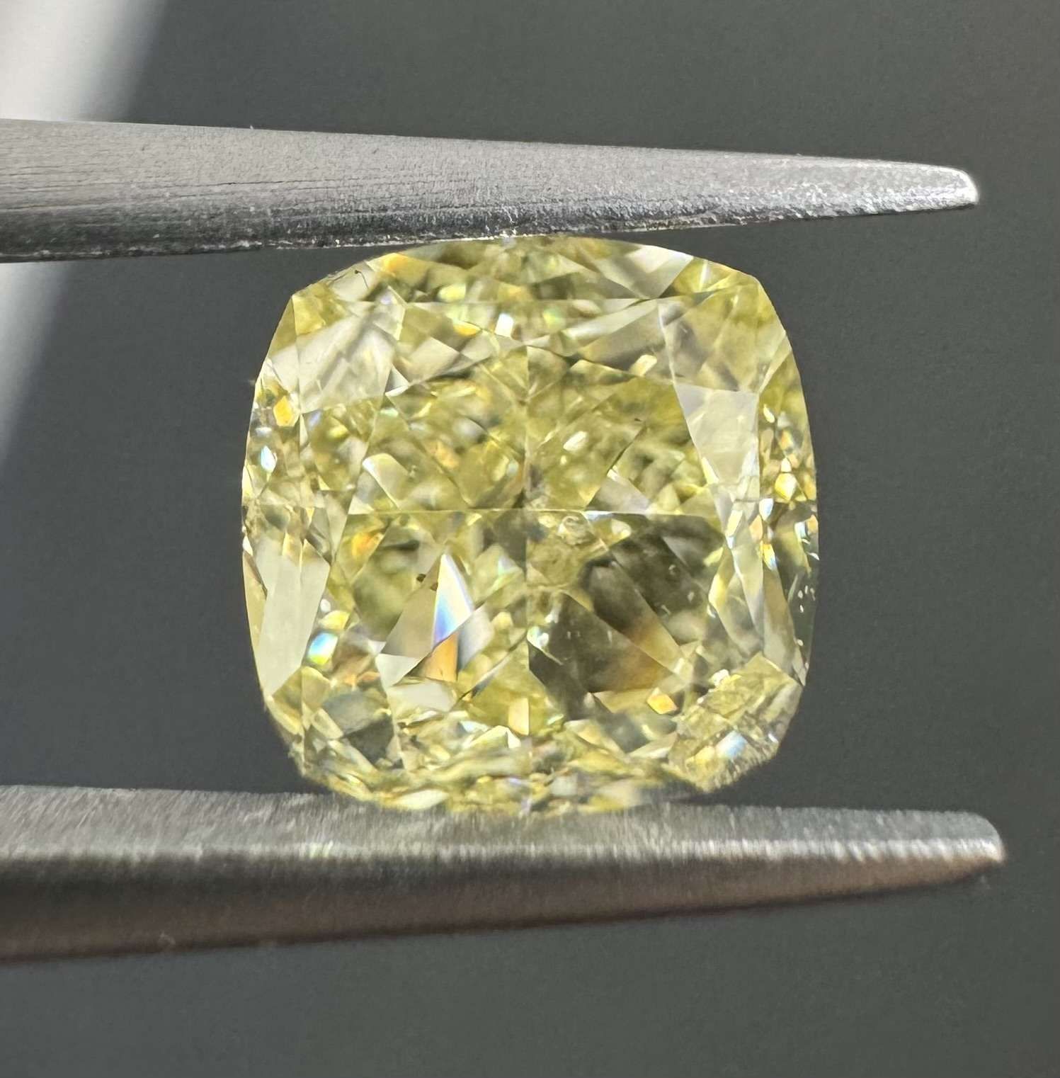 1 Carat Cushion brilliant Diamond Yellow VS2