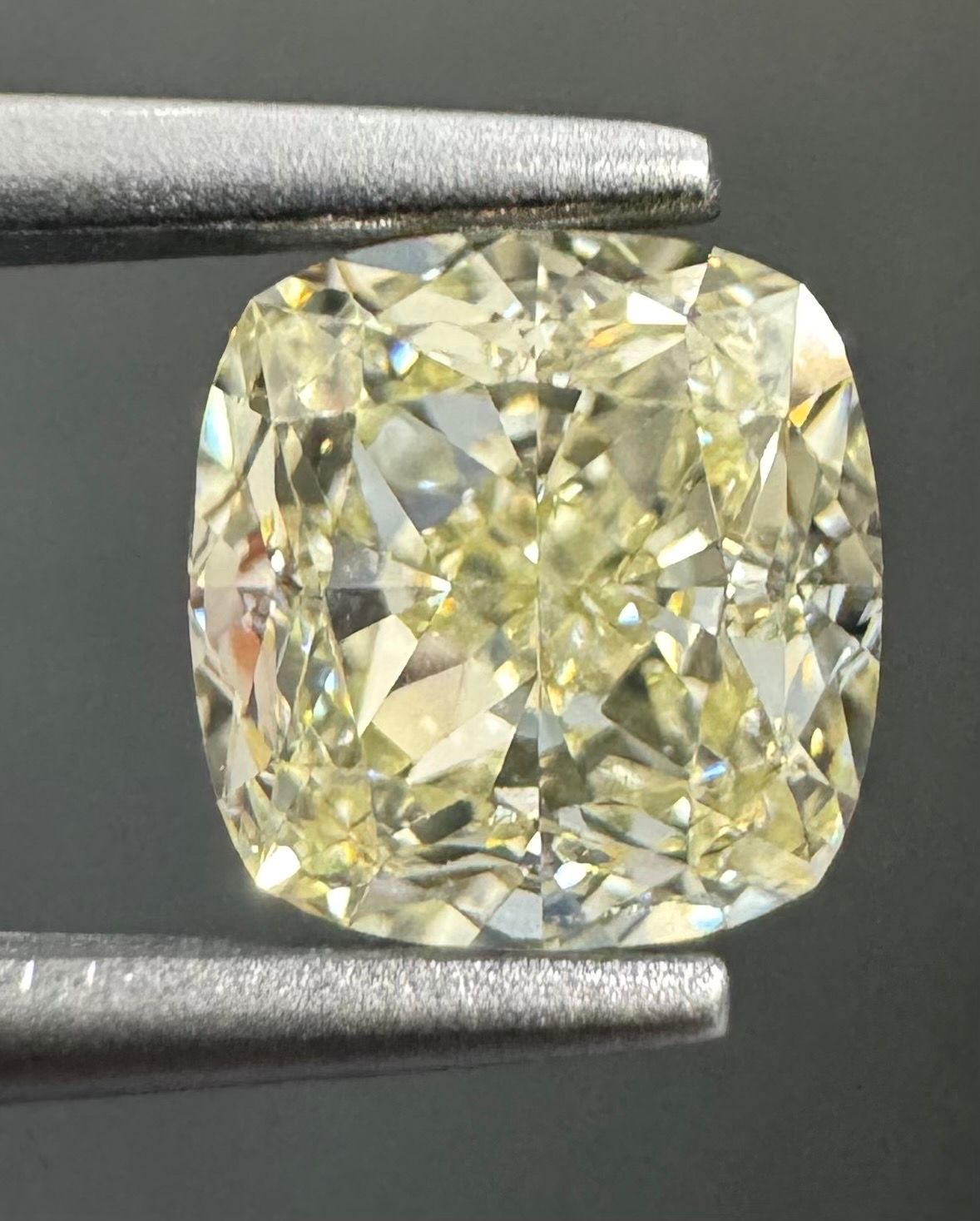 1.07 Carat Cushion brilliant Diamond S-T VVS2