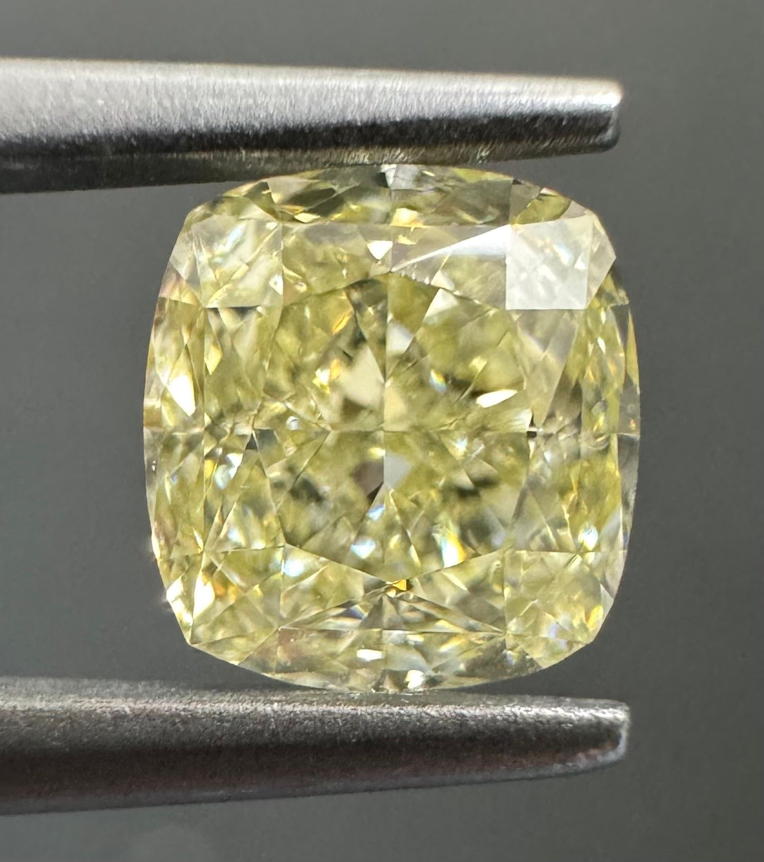 1 Carat Cushion brilliant Diamond W-X VS2