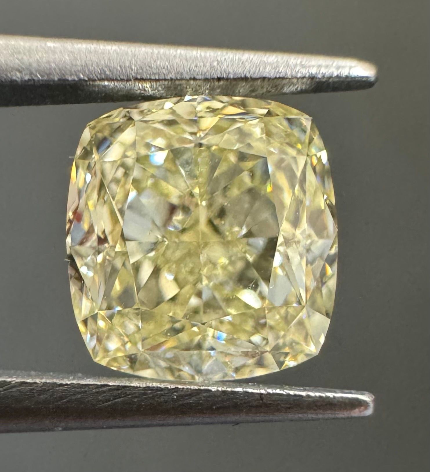 1.06 Carat Cushion brilliant Diamond U-V VVS1