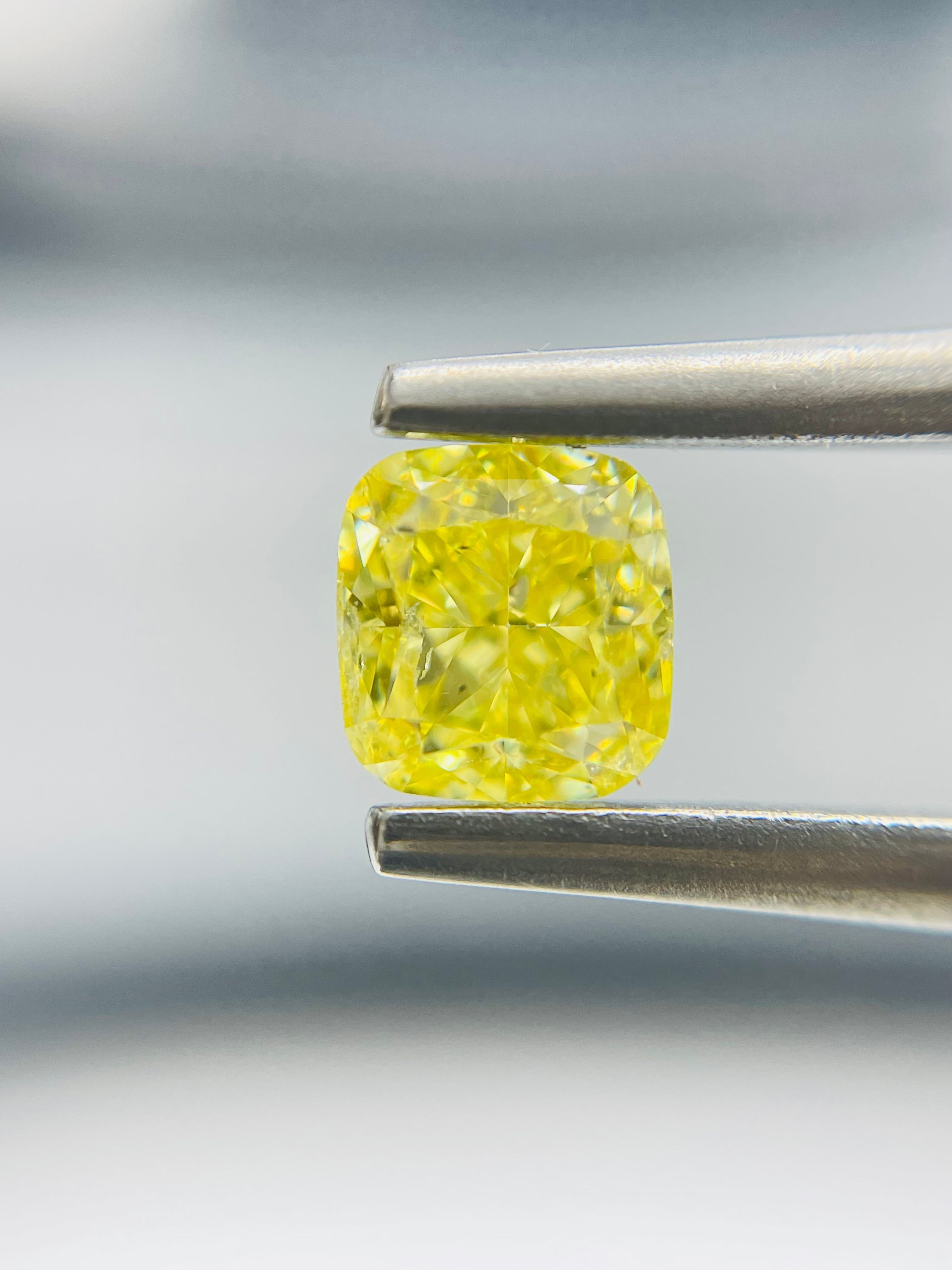 1 Carat Cushion modified Diamond Fancy Vivid Yellow SI2