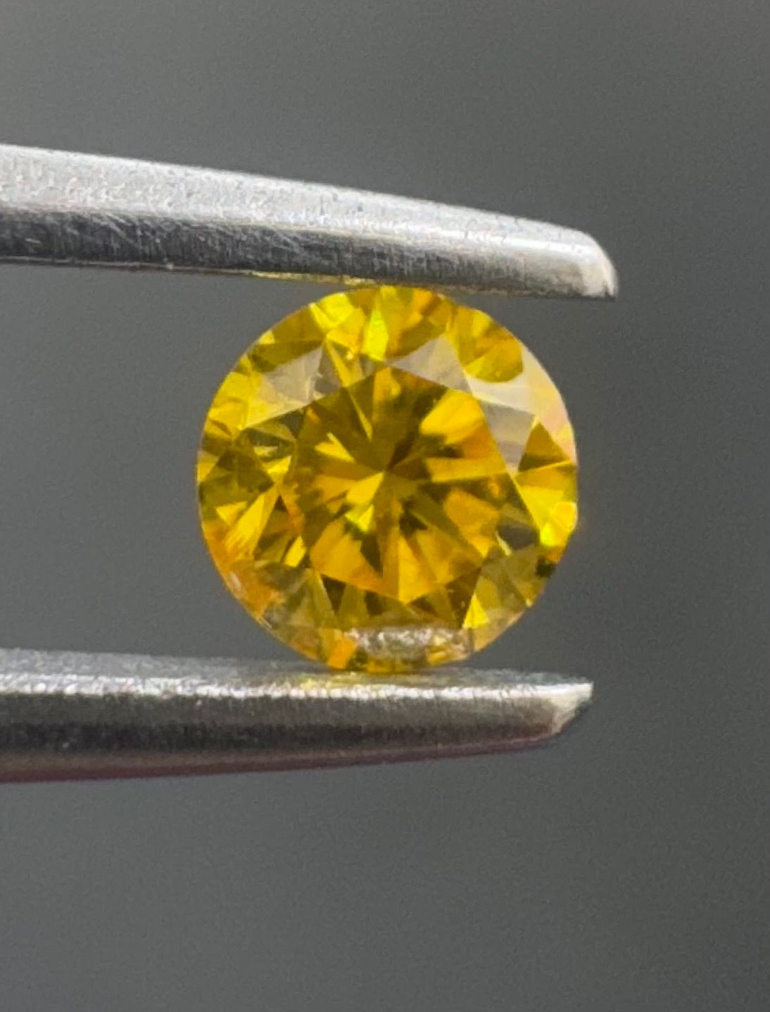 0.2 Carat Round Diamond Fancy Vivid Orangey Yellow I1