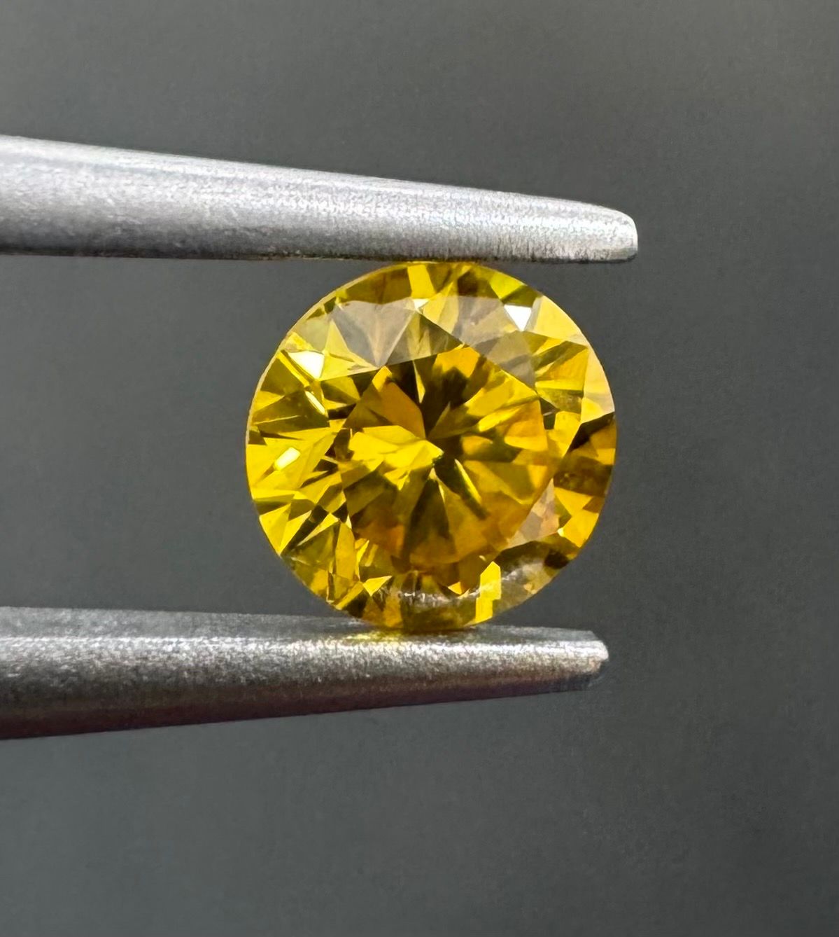0.42 Carat Round Diamond Fancy Vivid Yellow SI2