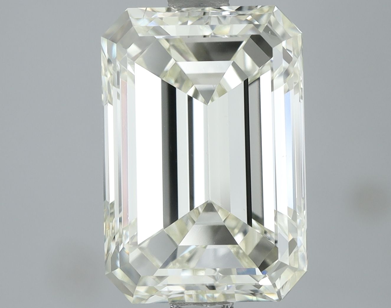 3.23 ct Emerald diamond