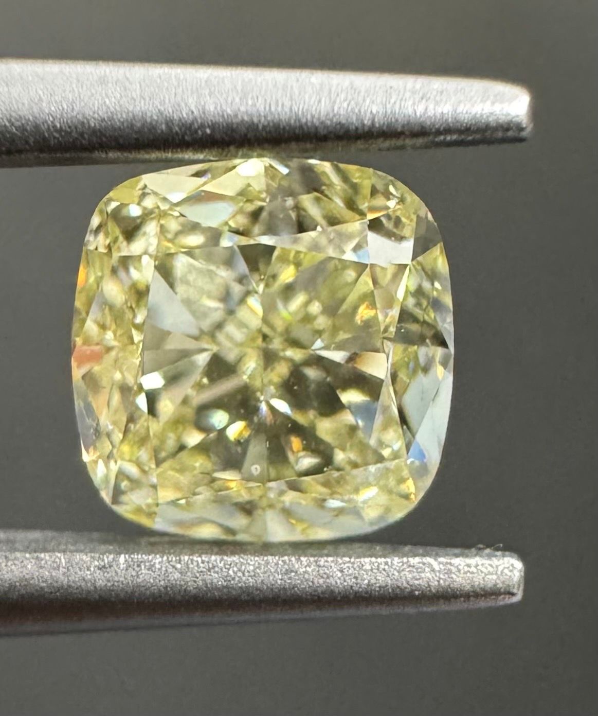 0.9 Carat Cushion brilliant Diamond W-X VS2