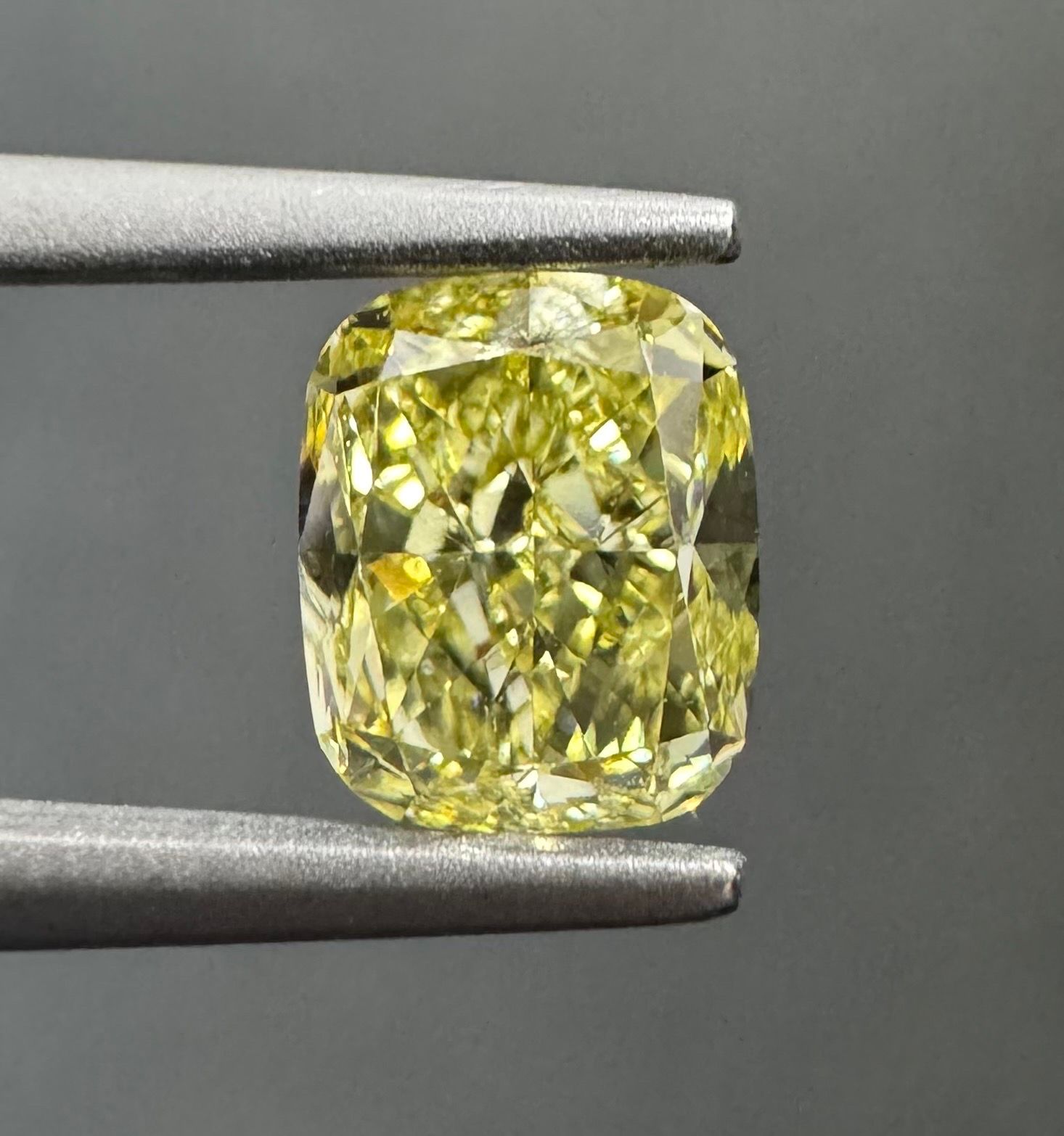 1 Carat Cushion brilliant Diamond Fancy Greenish Yellow VS2
