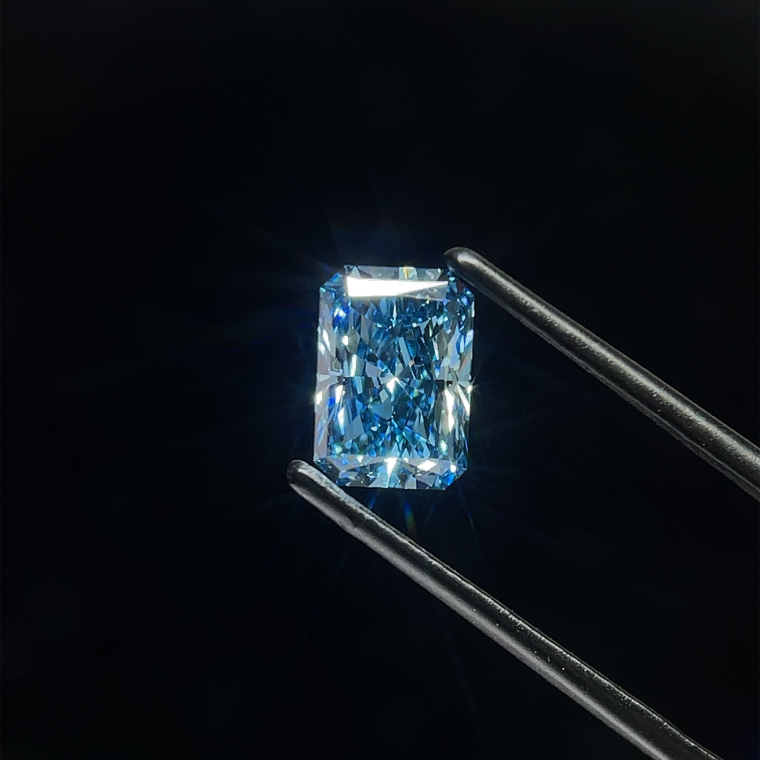 2.00 ct. radiant Lab Grown Diamond front image