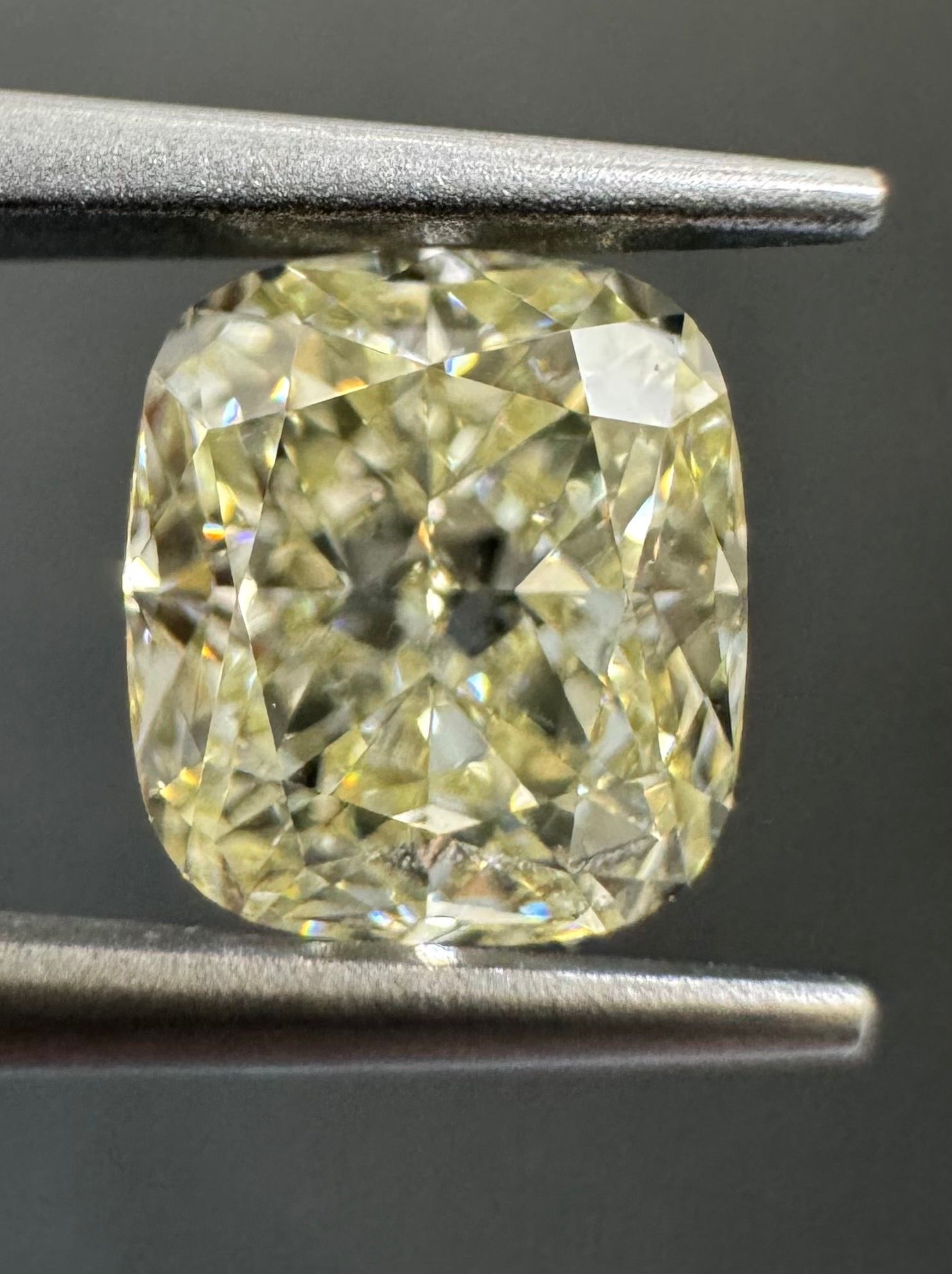 1 Carat Cushion brilliant Diamond U-V VVS2