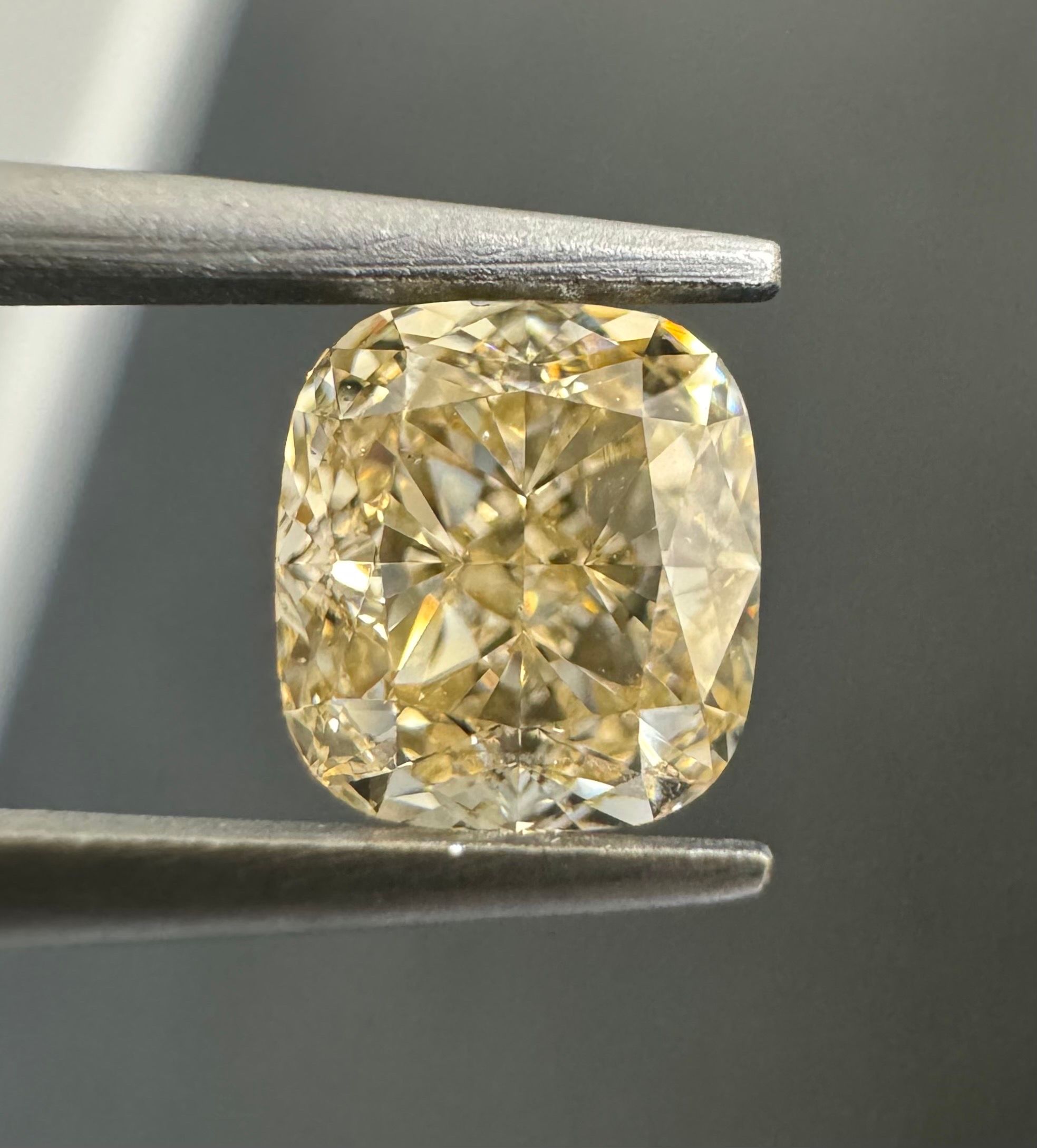 1.01 Carat Cushion brilliant Diamond W-X VS2