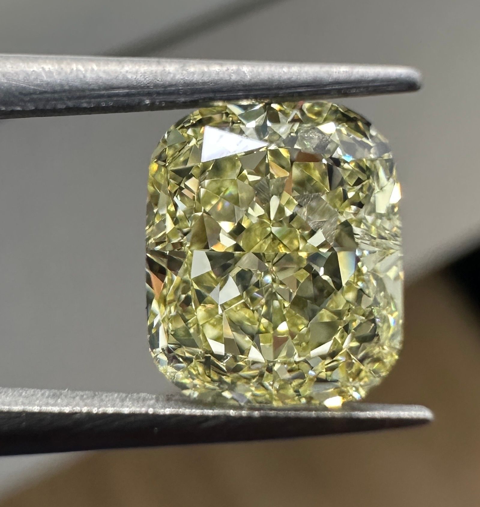 2.02 ct Cushion Brilliant diamond