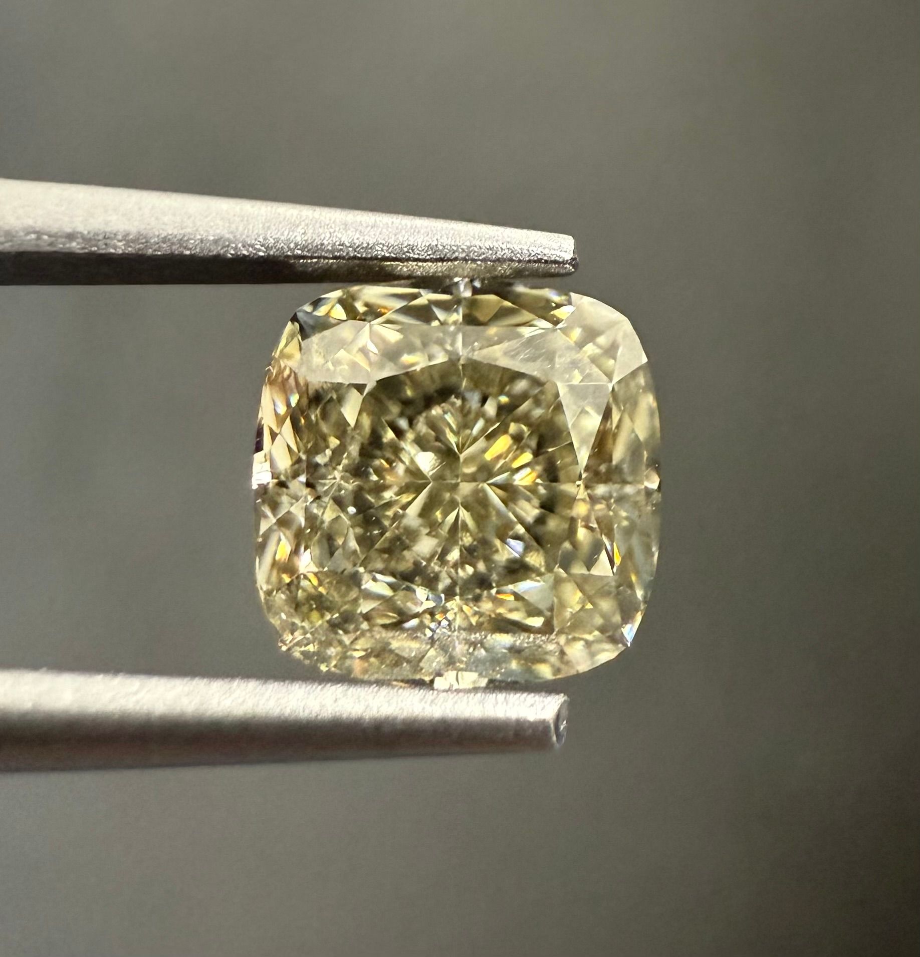 1.02 Carat Cushion brilliant Diamond Fancy Greenish Yellow Gray VVS2